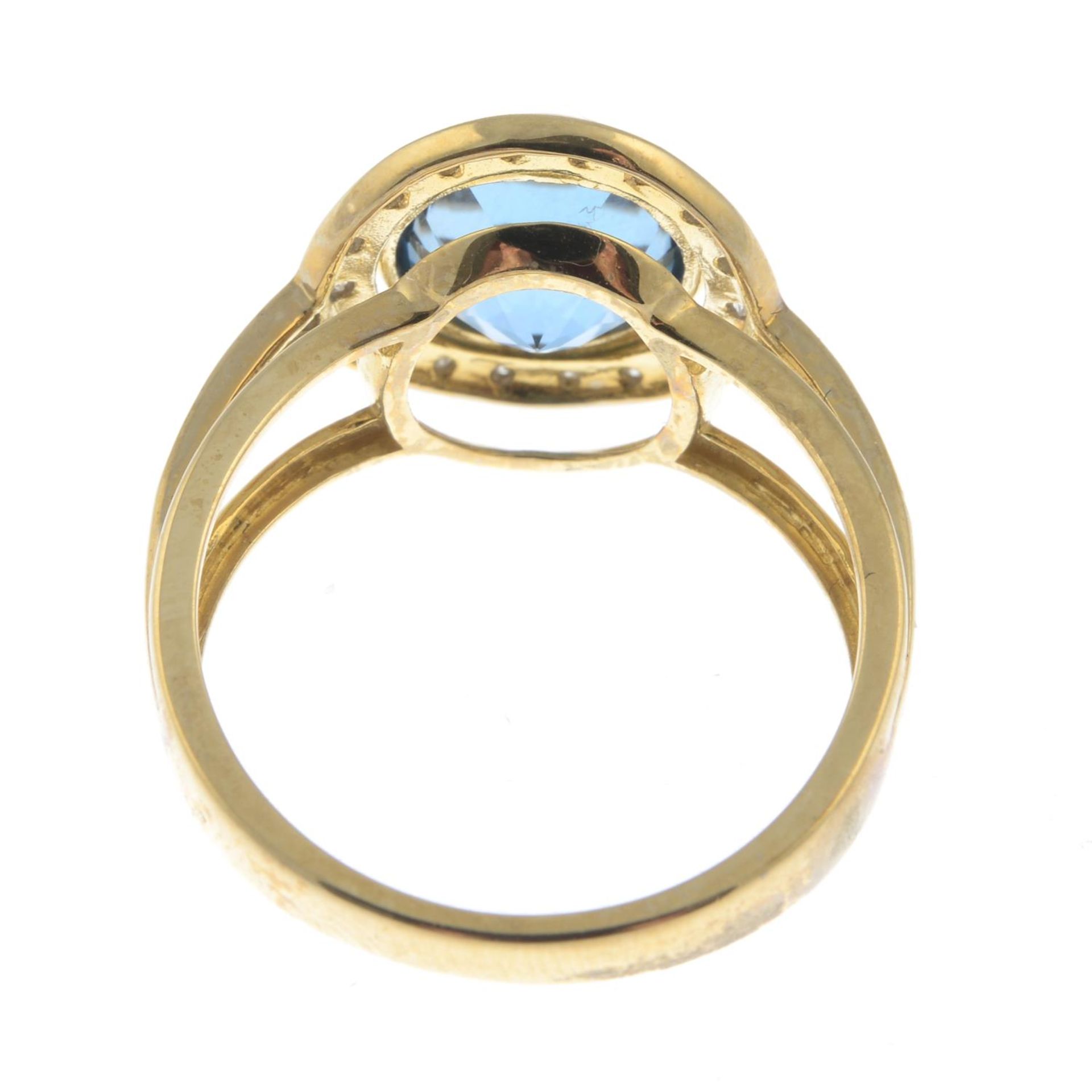 A 9ct gold blue topaz and diamond dress ring.Estimated total diamond weight 0.20ct. - Bild 2 aus 3