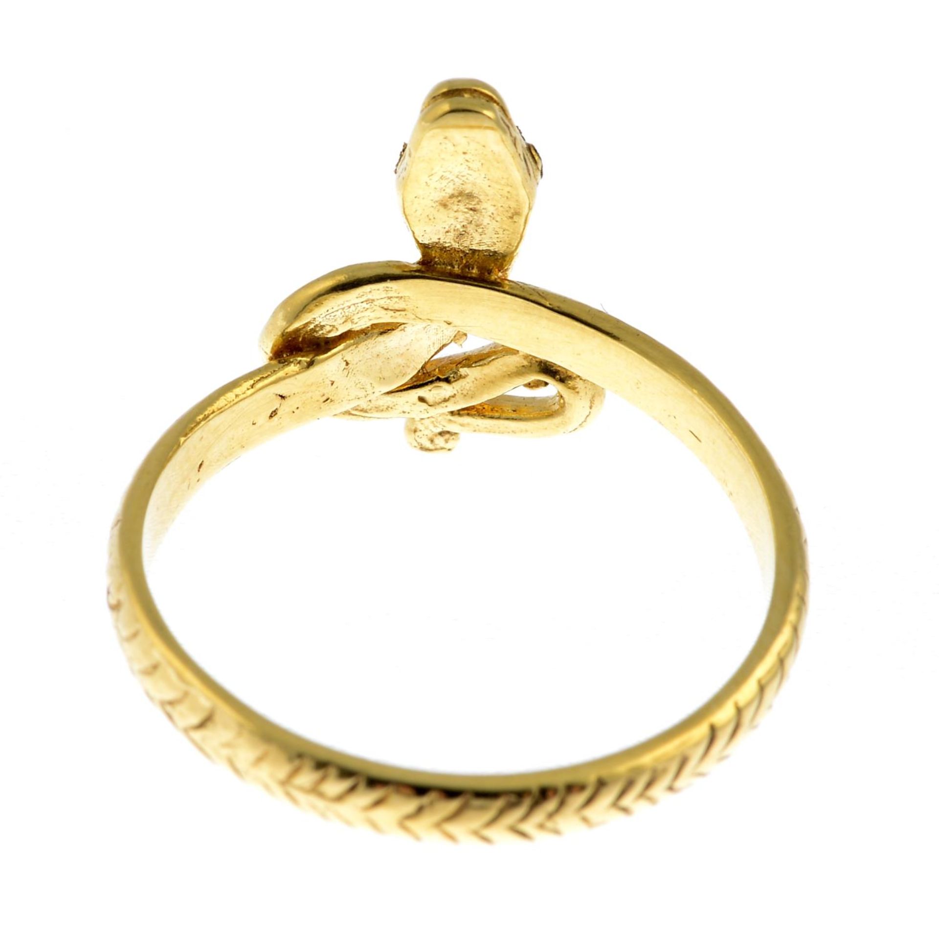 An 18ct gold snake ring, with ruby eyes detail.Hallmarks for 18ct gold. - Bild 2 aus 3