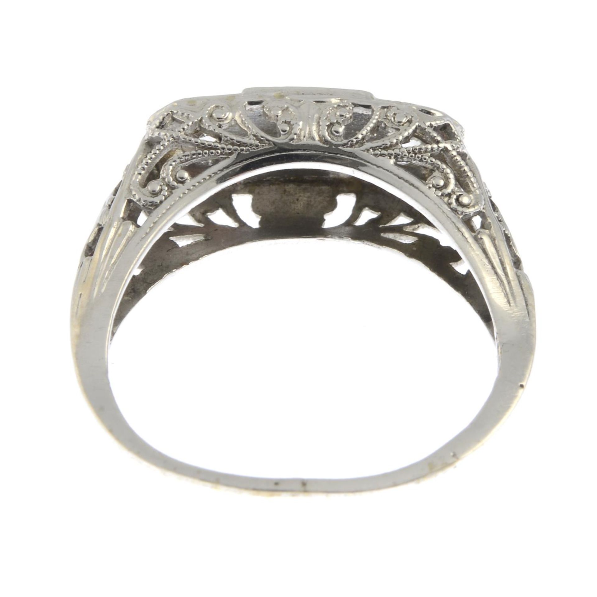 A diamond three-stone ring. - Bild 2 aus 3