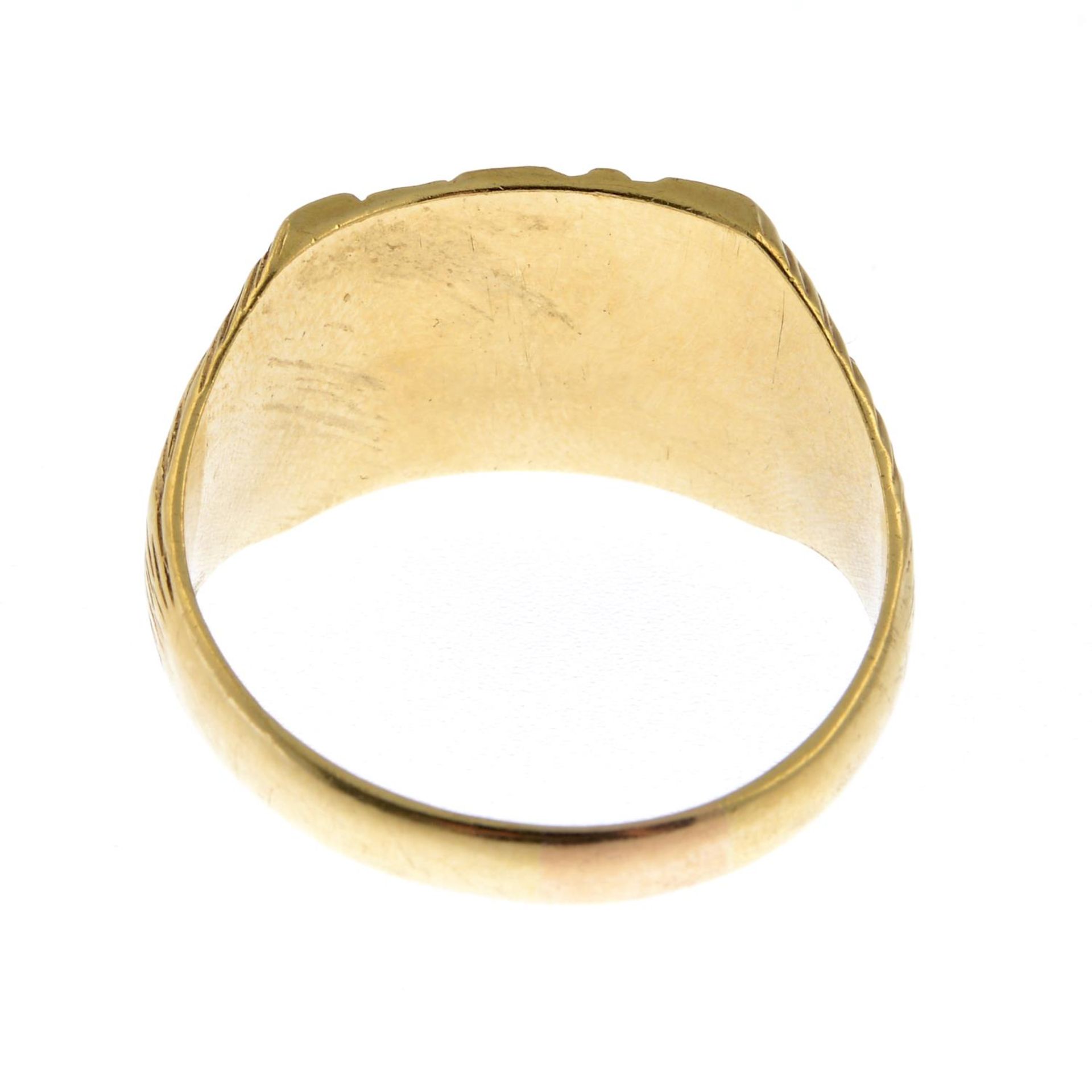 A gentleman's 9ct gold ring, with textured detail.Hallmarks for 9ct gold. - Bild 2 aus 3