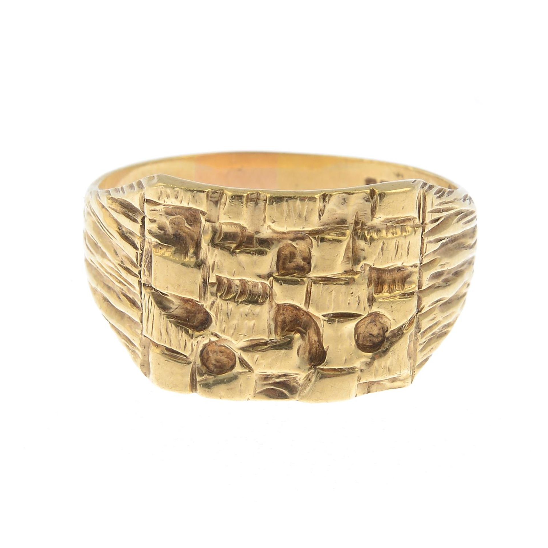 A gentleman's 9ct gold ring, with textured detail.Hallmarks for 9ct gold.