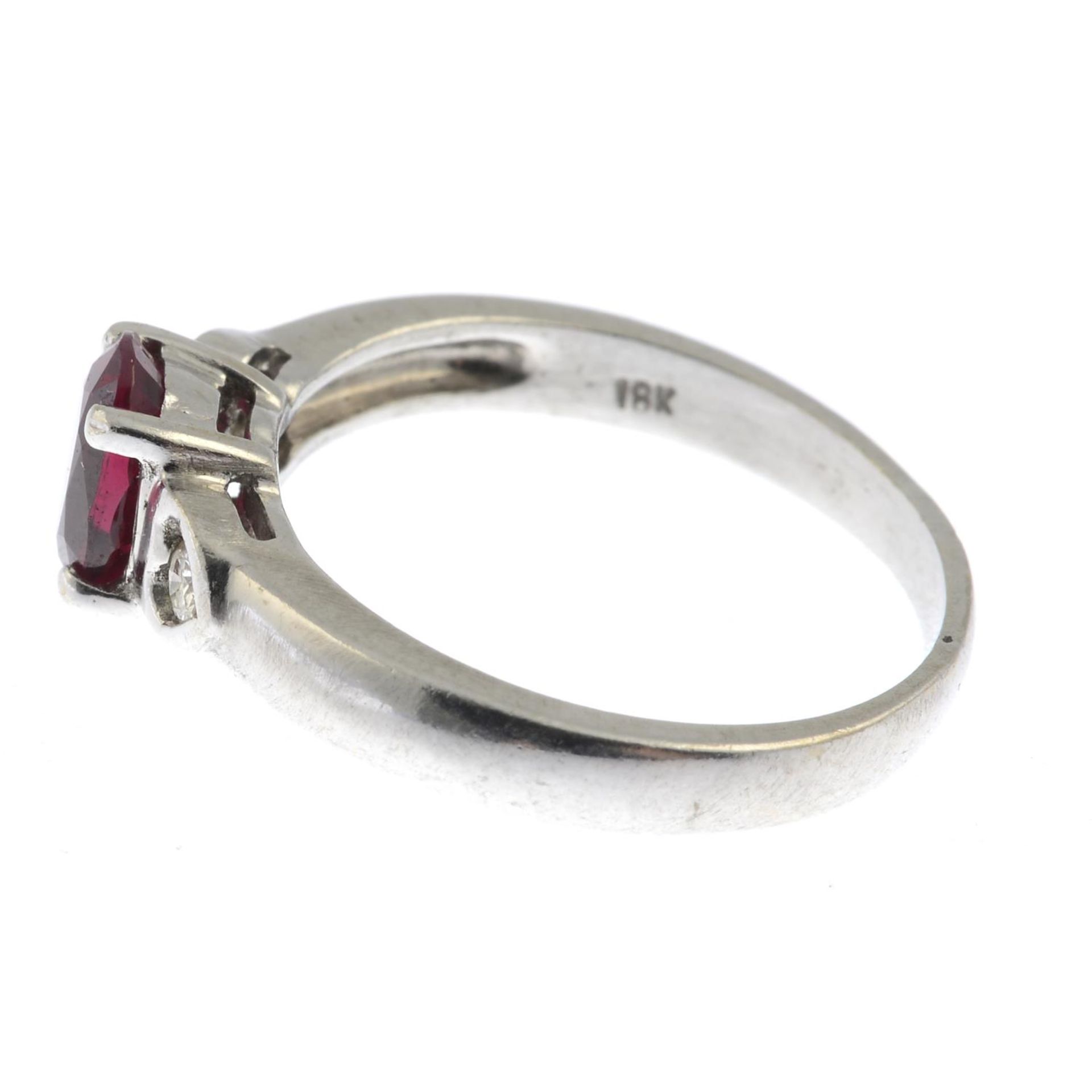 An 18ct gold ruby and diamond three-stone ring.Hallmarks for 18ct gold. - Bild 3 aus 3