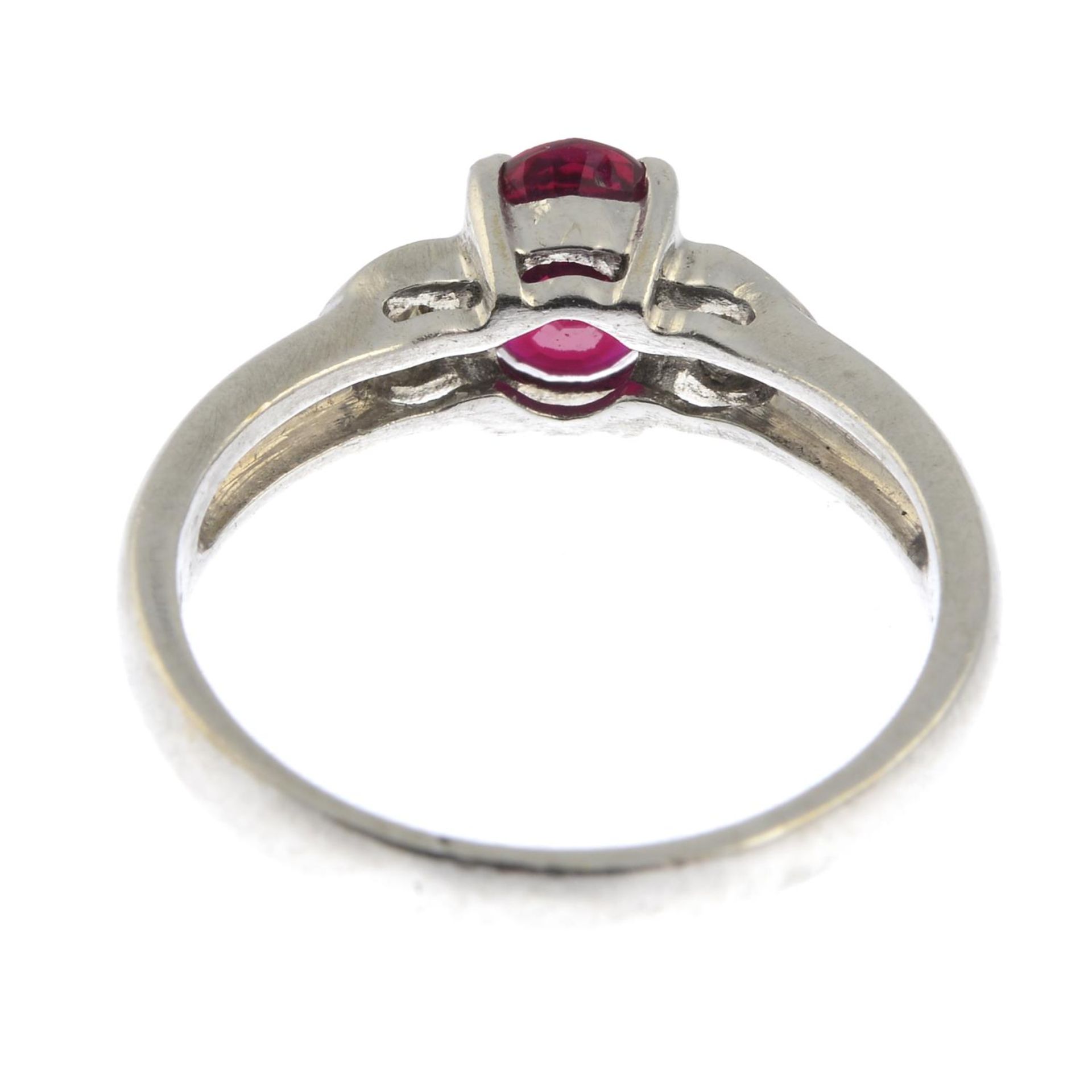 An 18ct gold ruby and diamond three-stone ring.Hallmarks for 18ct gold. - Bild 2 aus 3