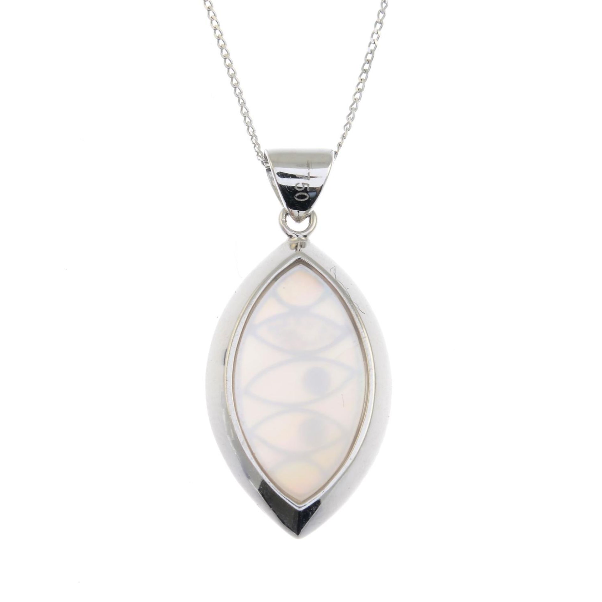 A diamond and mother-of-pearl pendant, with chain.Estimated total diamond weight 0.15ct. - Bild 2 aus 2