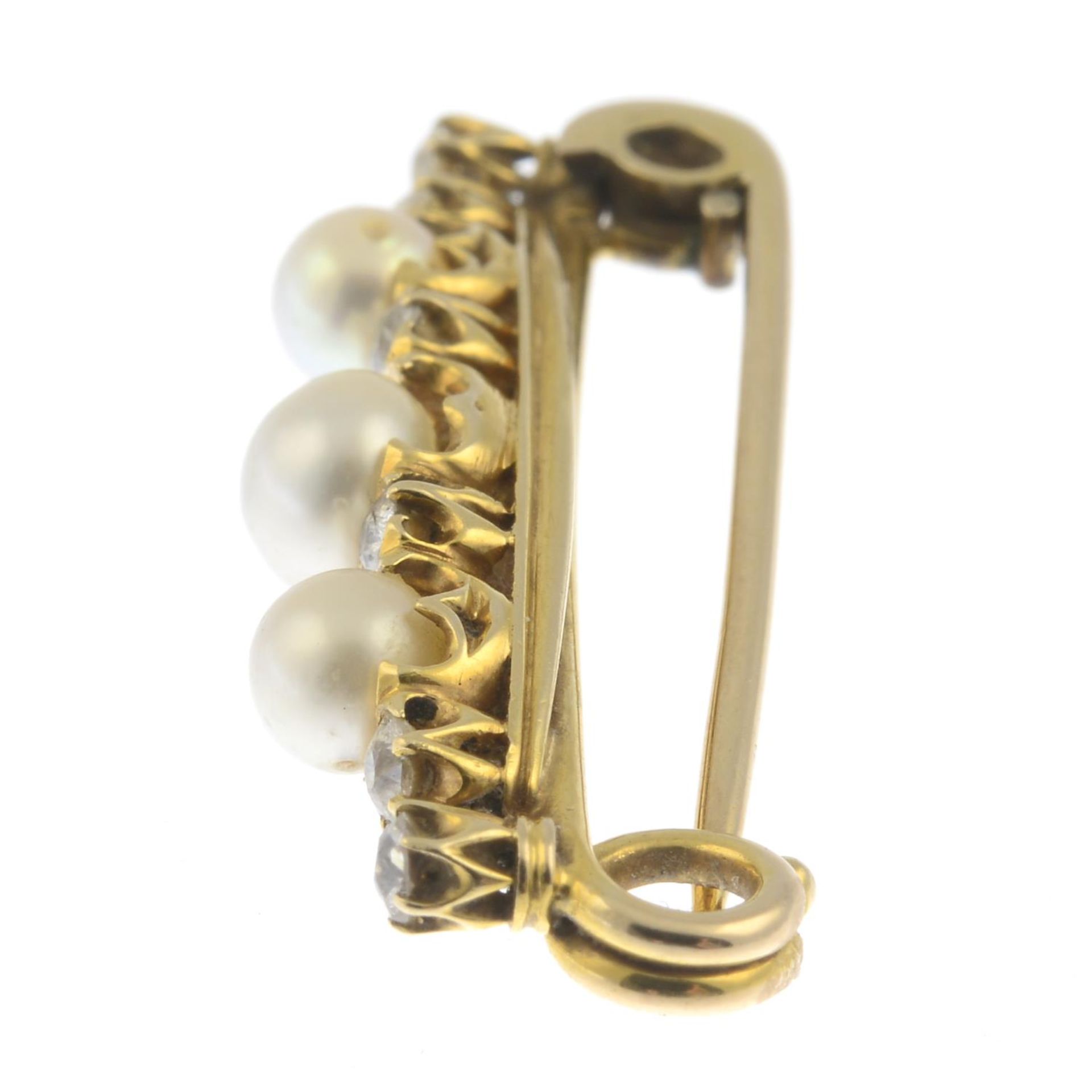 An early 20th century cultured pearl and old-cut diamond bar brooch.Estimated total diamond weight - Bild 3 aus 3