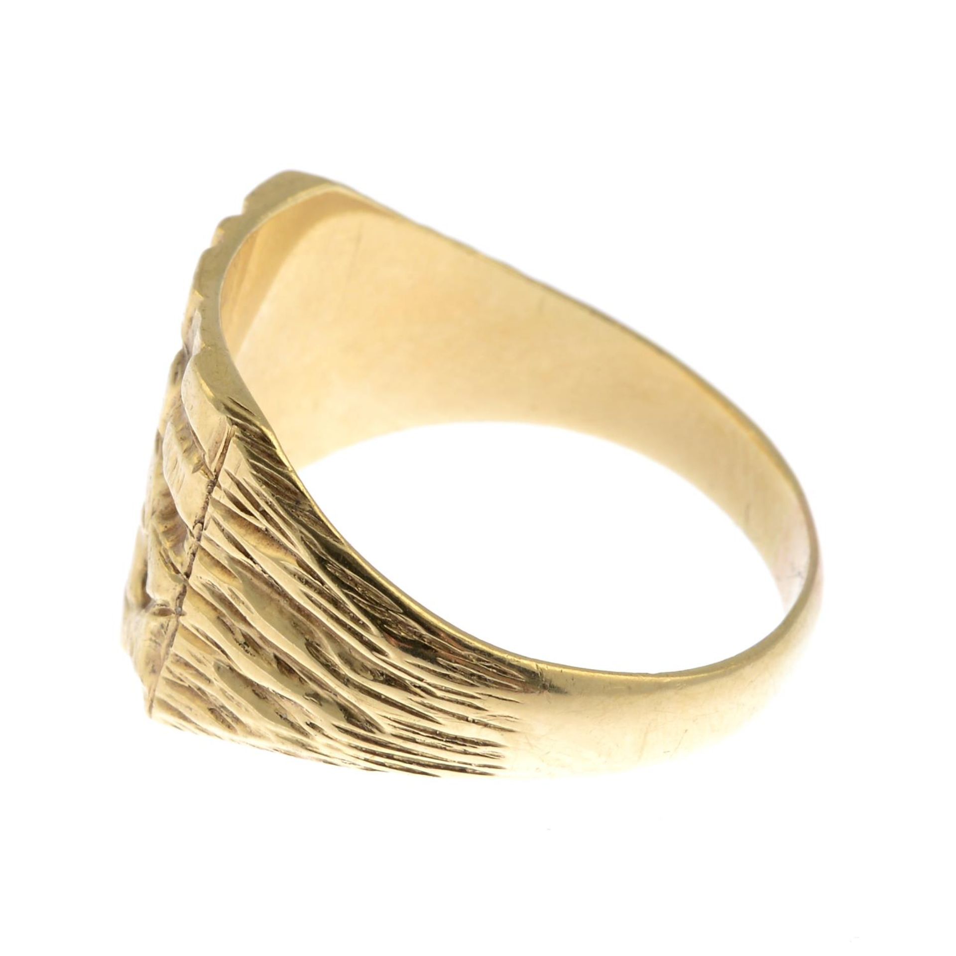 A gentleman's 9ct gold ring, with textured detail.Hallmarks for 9ct gold. - Bild 3 aus 3