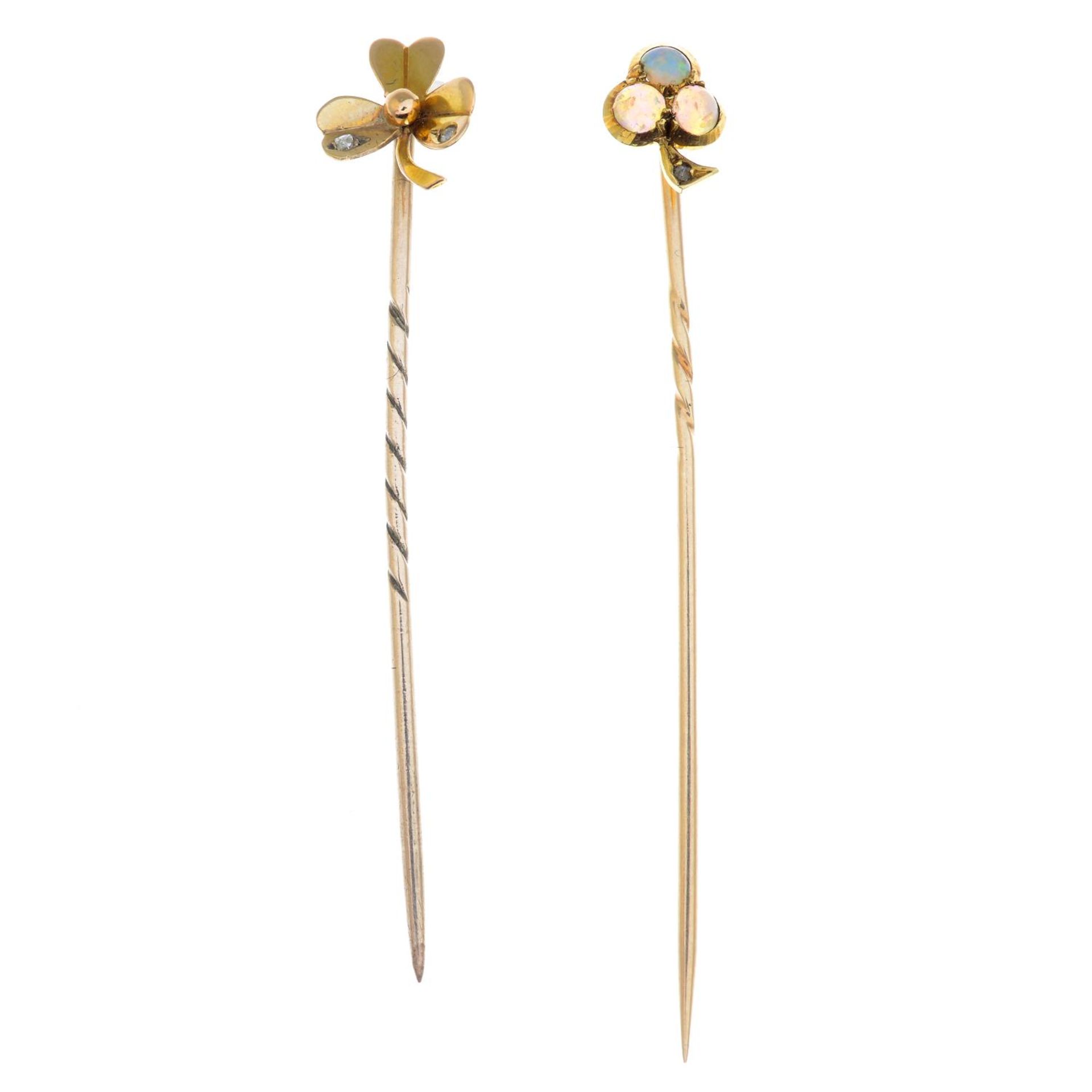 Early 20th century gold opal and diamond clover stickpin, length of stickpin head 1cm, 1.2gms. - Bild 2 aus 3