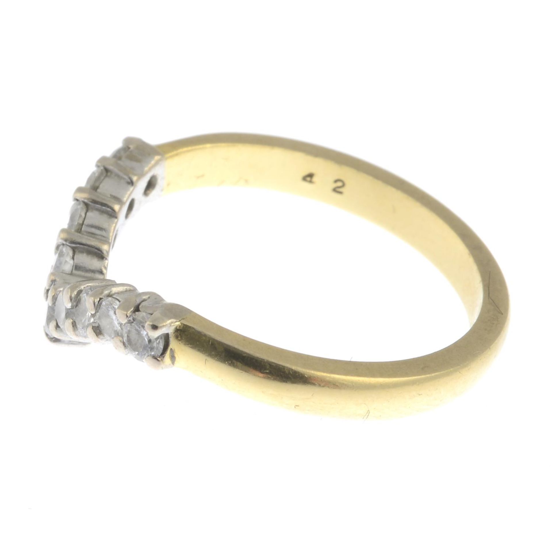 An 18ct gold diamond chevron ring.Total diamond weight 0.42ct, stamped to band. - Bild 3 aus 3