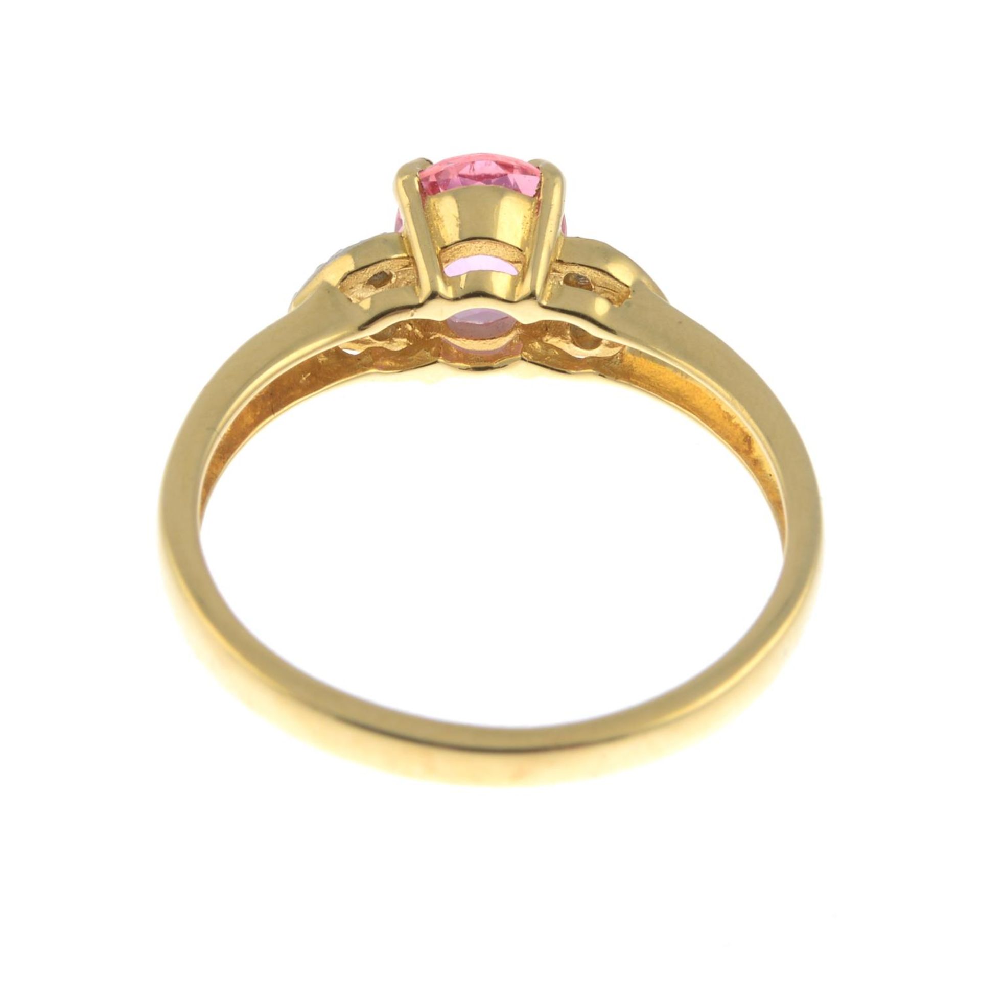 An 18ct gold orangish-pink sapphire and briliant-cut diamond dress ring.Sapphire weight - Bild 2 aus 5