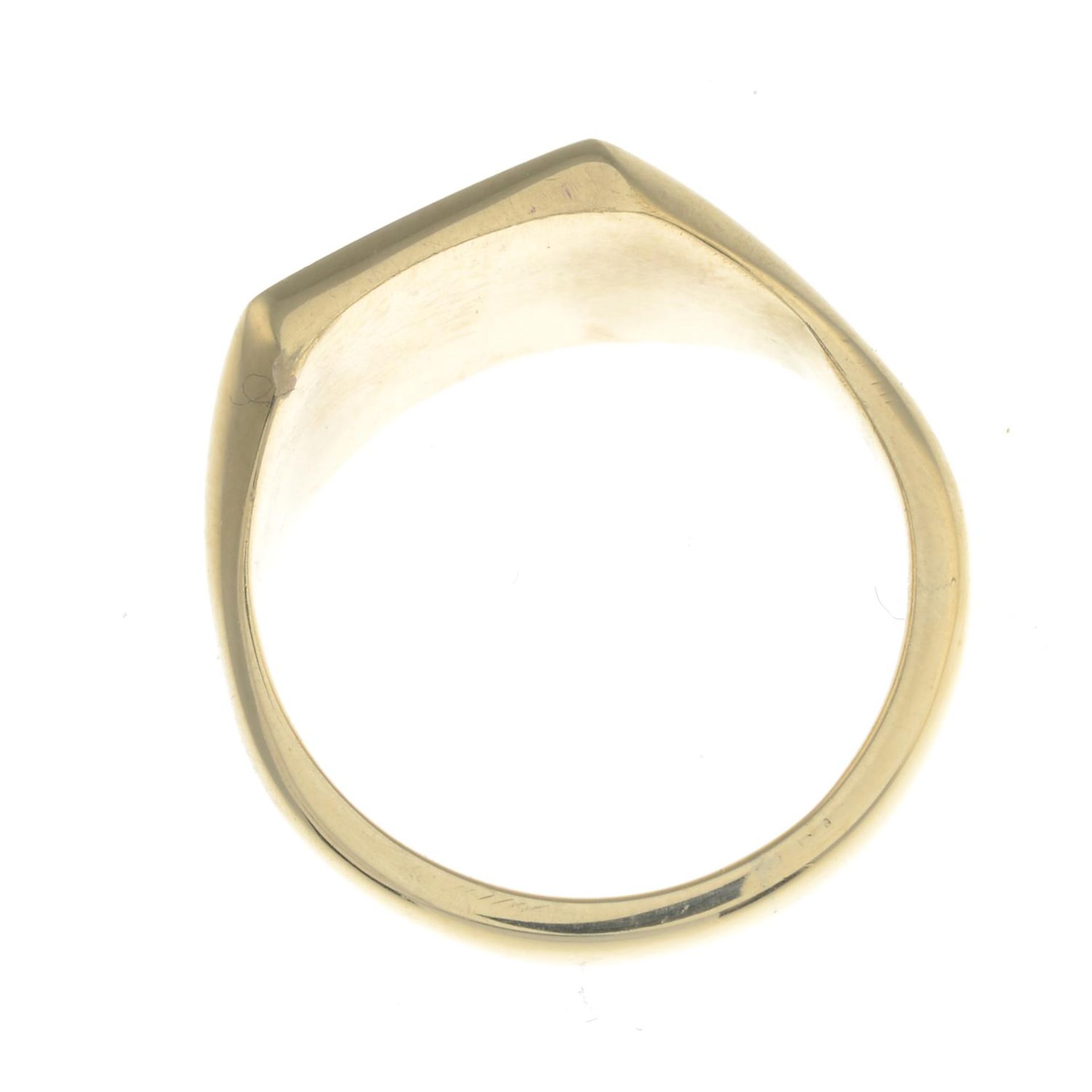 A 9ct gold signet ring.Hallmarks for 9ct gold. - Bild 2 aus 2