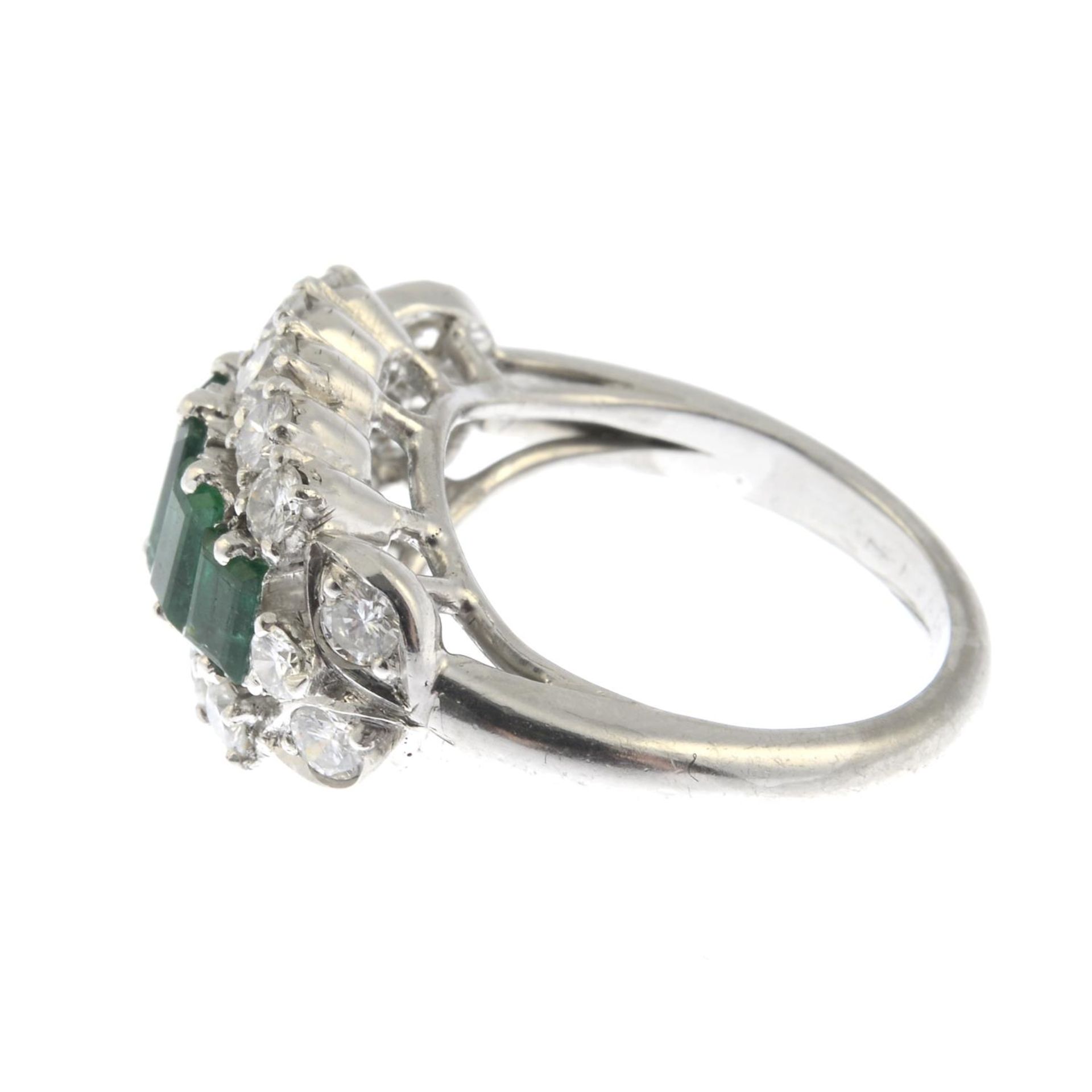 An emerald and brilliant-cut diamond dress ring.Estimated total diamond weight 0.80ct.Ring size I. - Bild 3 aus 3