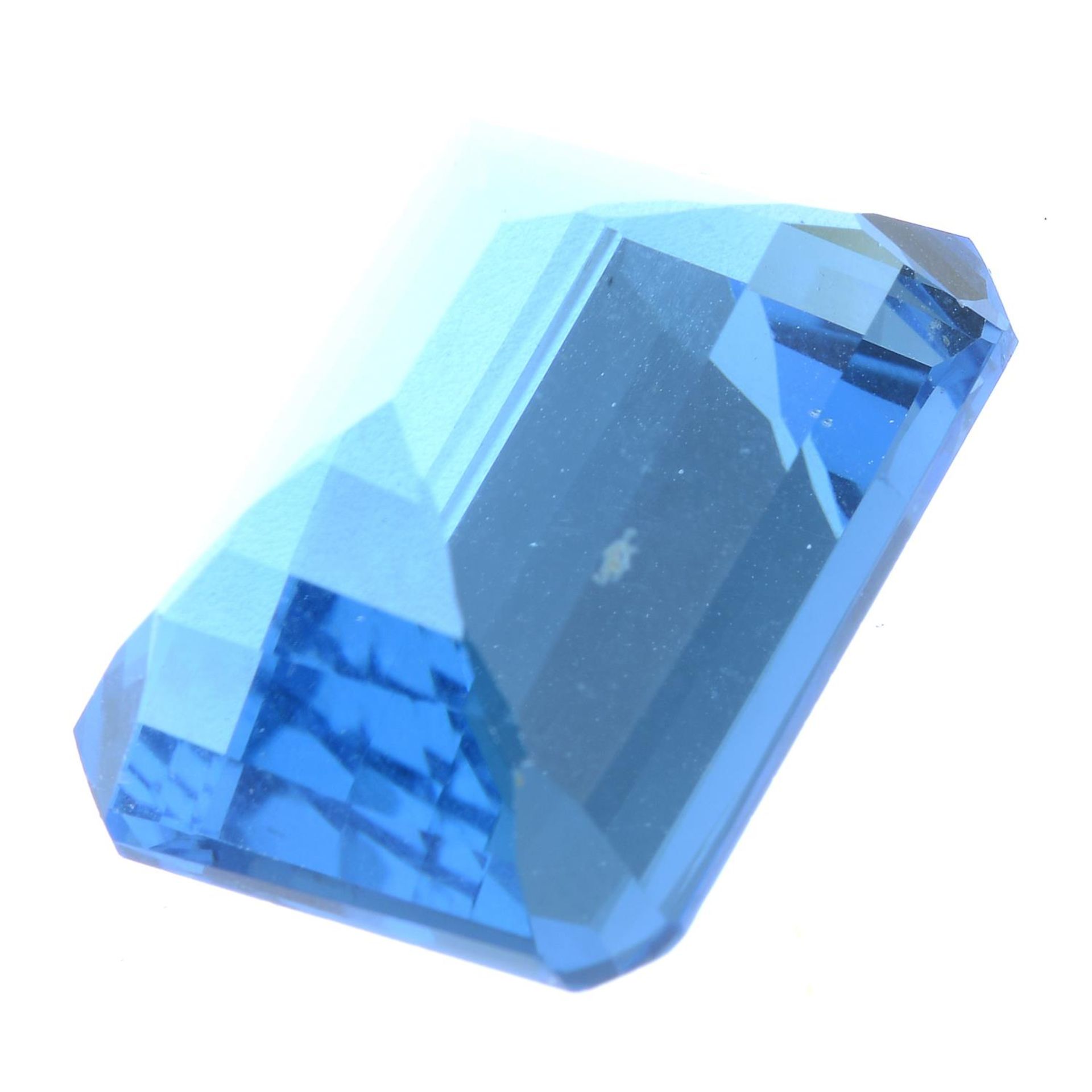 A rectangular-shape blue topaz. - Bild 2 aus 2
