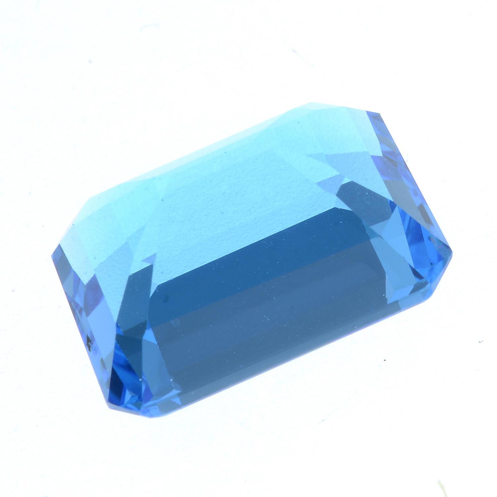 A rectangular-shape blue topaz. - Bild 2 aus 2