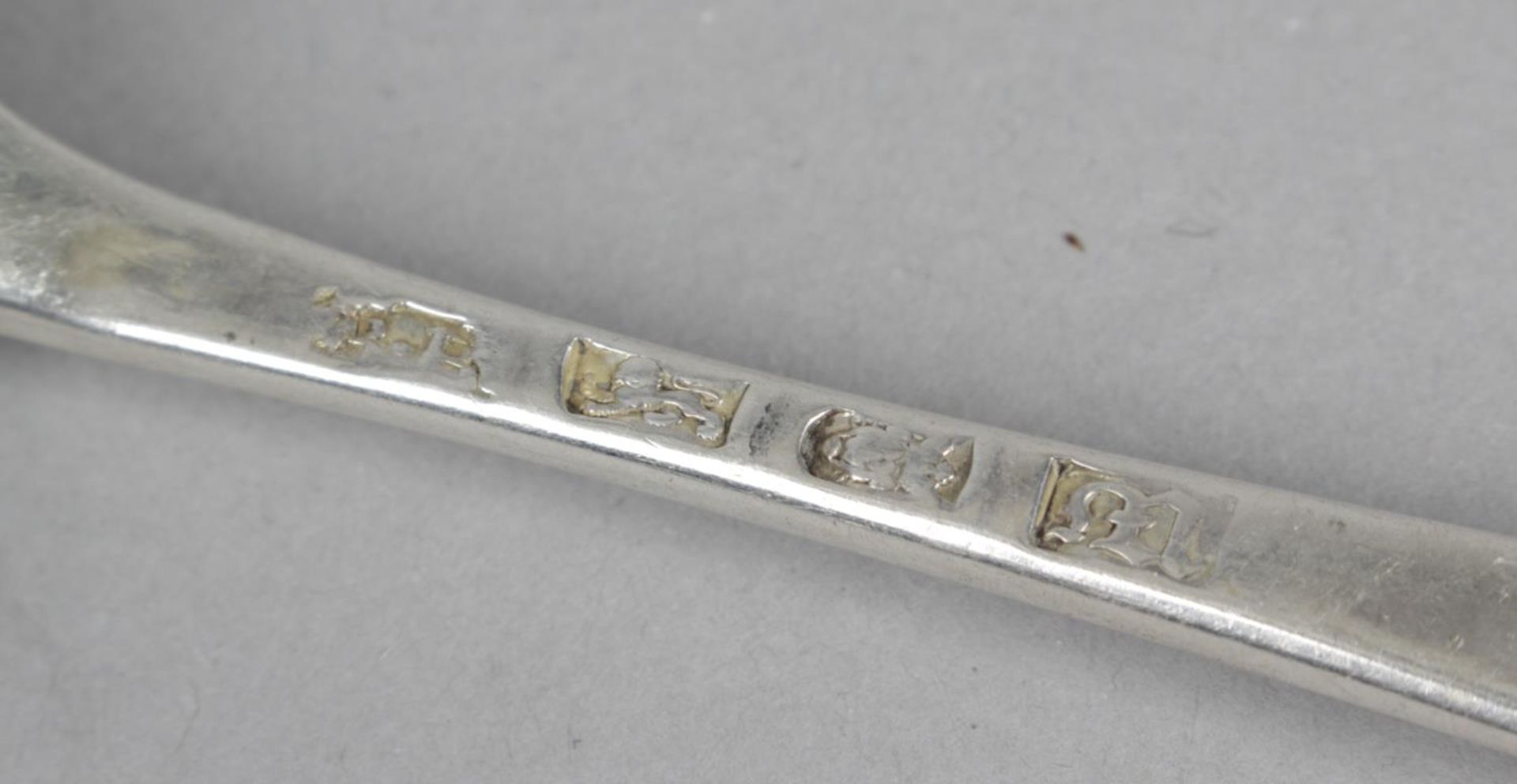 A pair of early George III silver table spoons, - Bild 2 aus 3