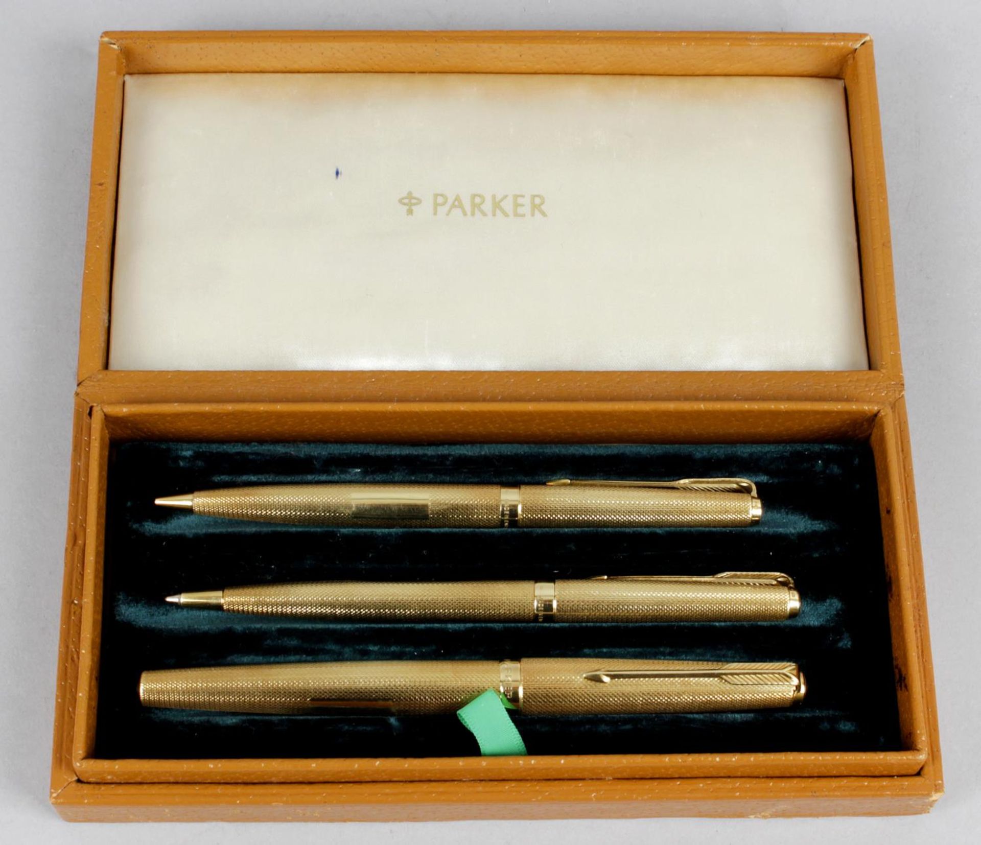 An 18 ct. gold Parker pen set,