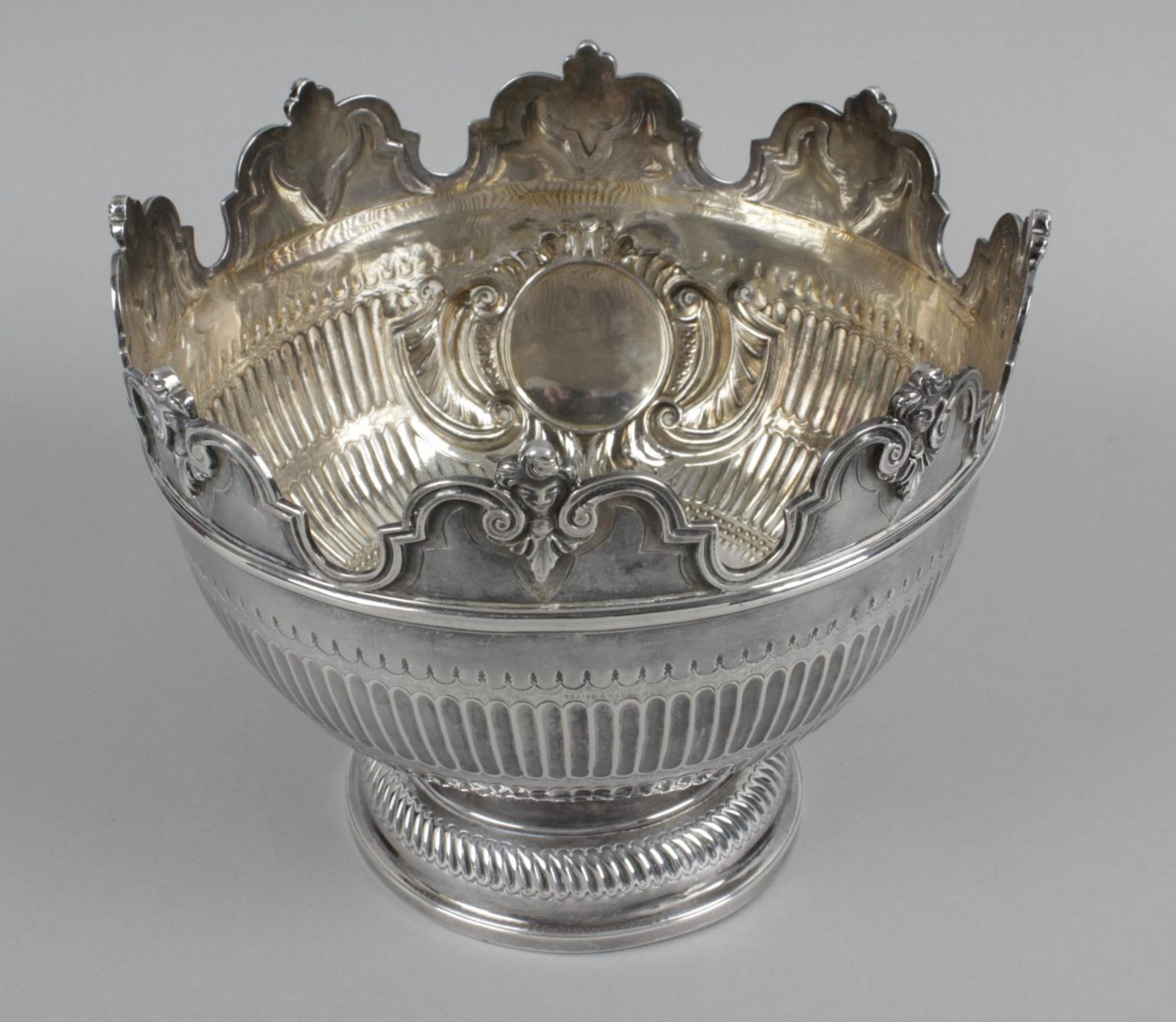 A Victorian Irish silver Monteith bowl, - Bild 2 aus 3