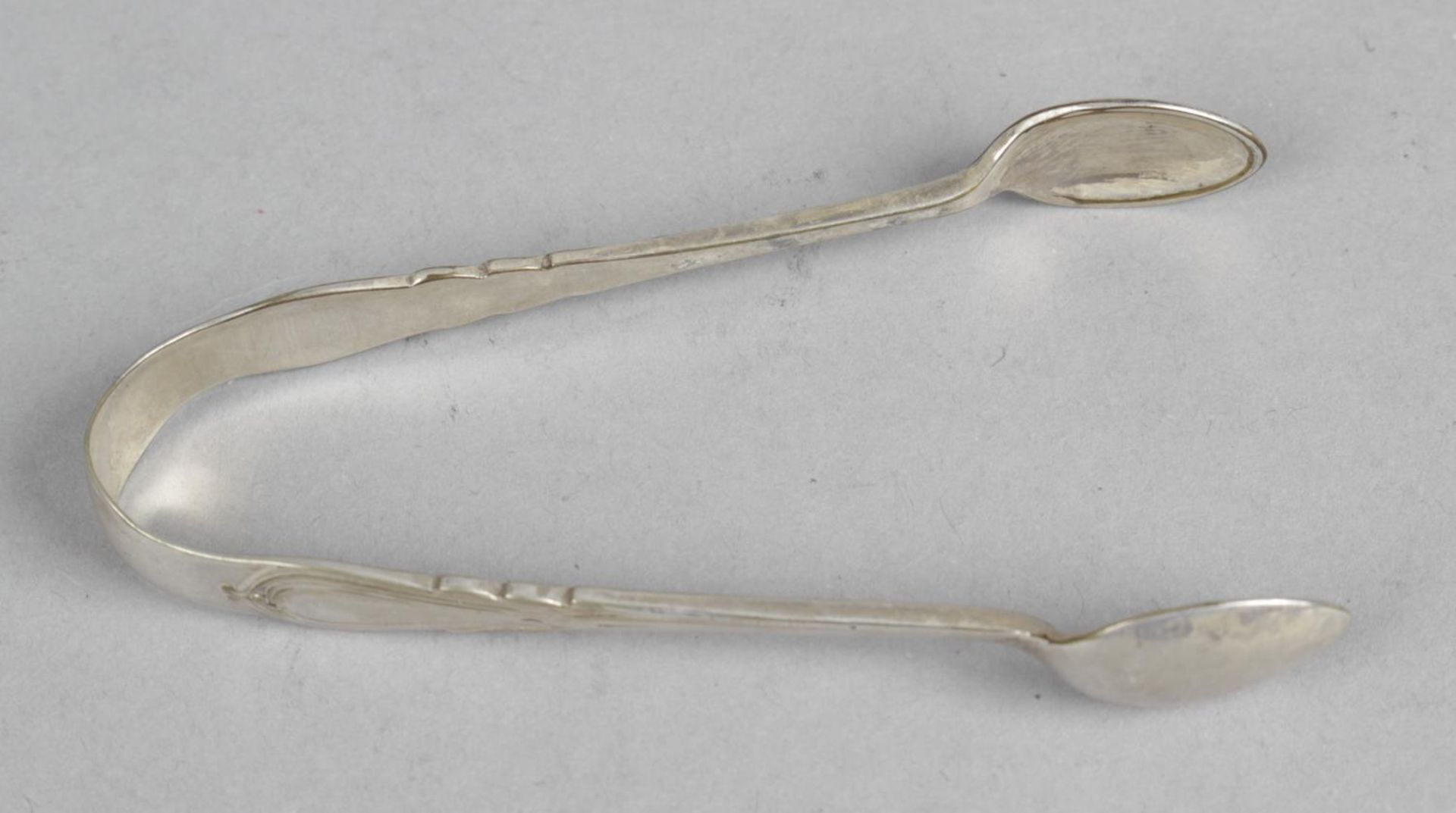 A pair of William IV silver sugar tongs, - Bild 3 aus 3