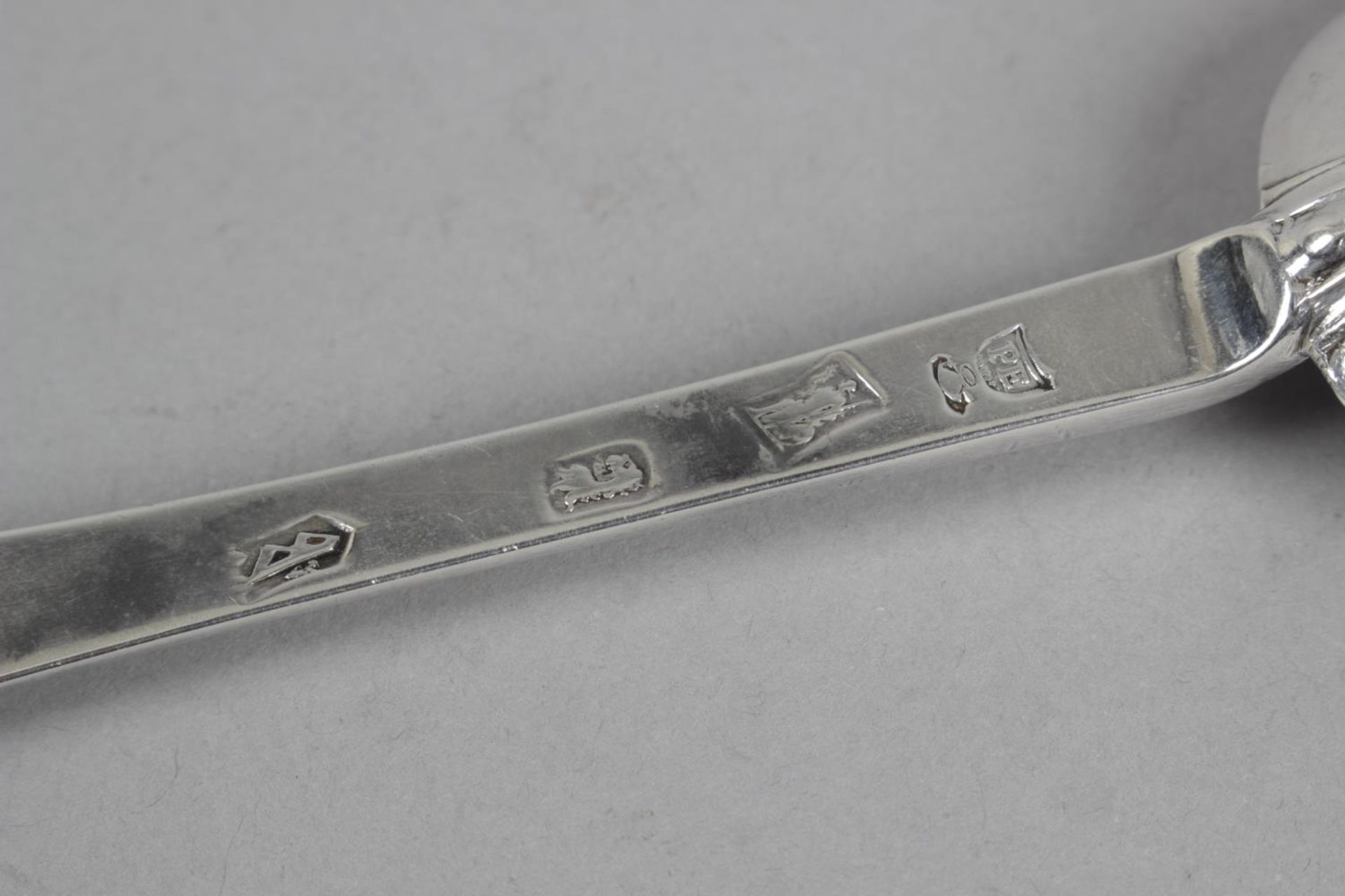 A William III Britannia silver trefid spoon, - Bild 2 aus 2