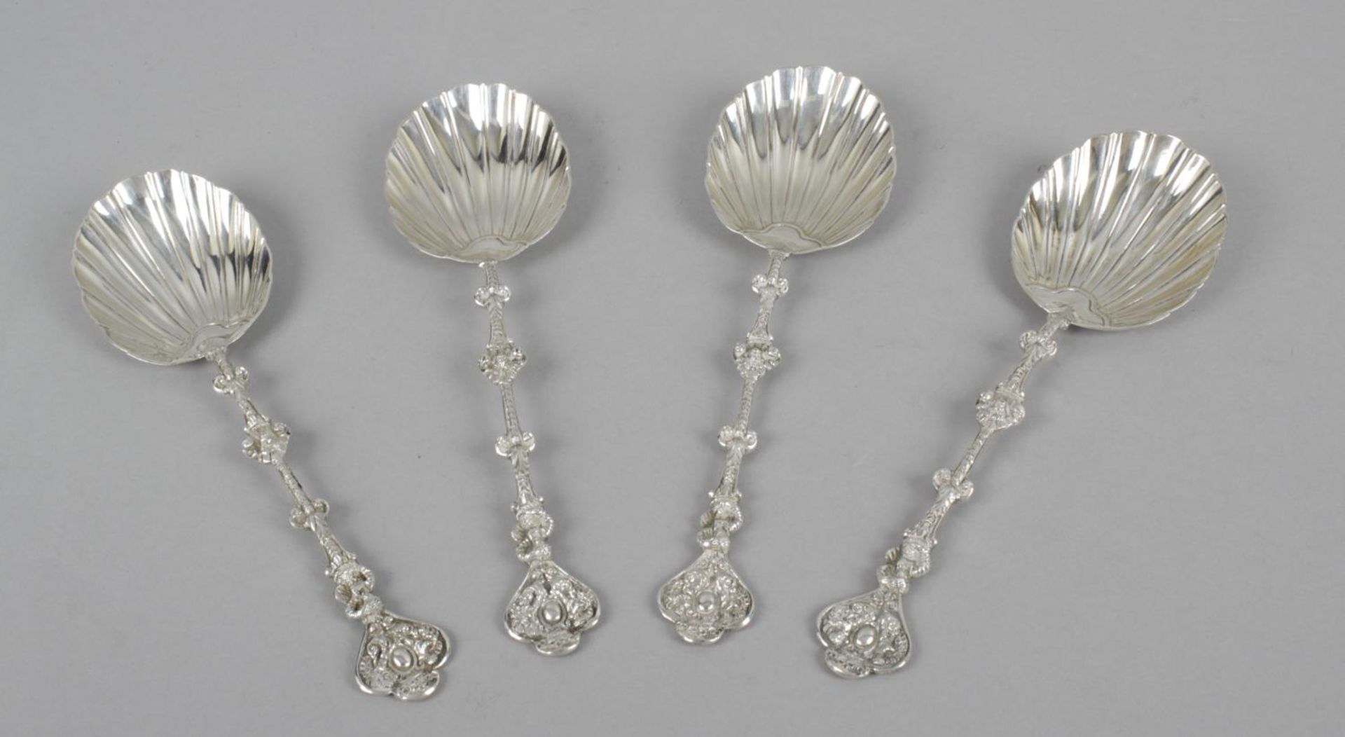 A matched set of four late Victorian silver serving spoons, - Bild 2 aus 4