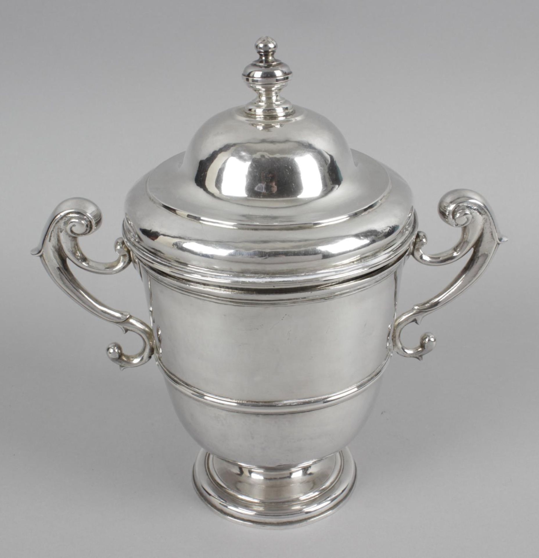 An early 18th century Irish silver twin-handled cup and cover, - Bild 2 aus 3