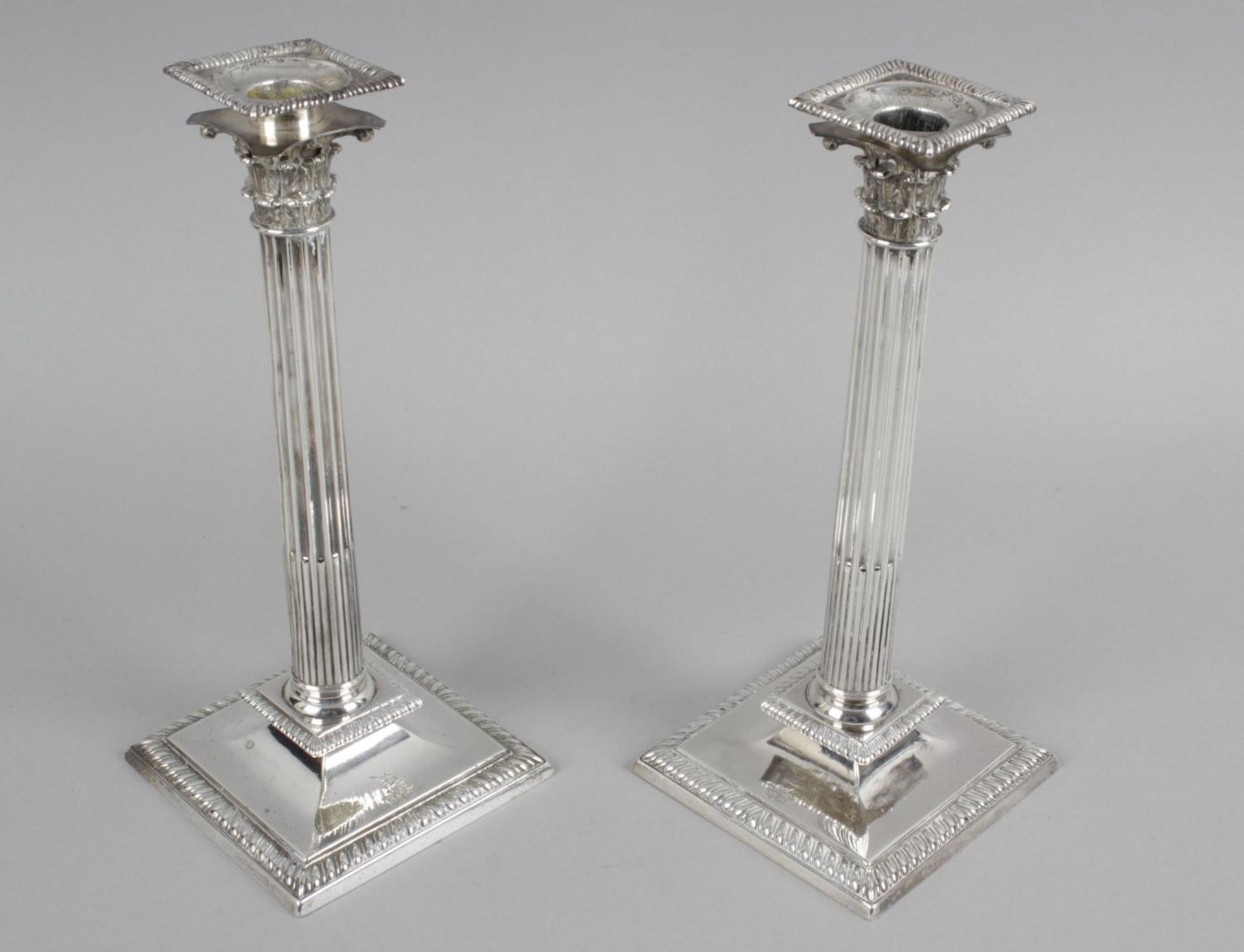 A pair of Irish cast silver candlesticks, - Bild 3 aus 5