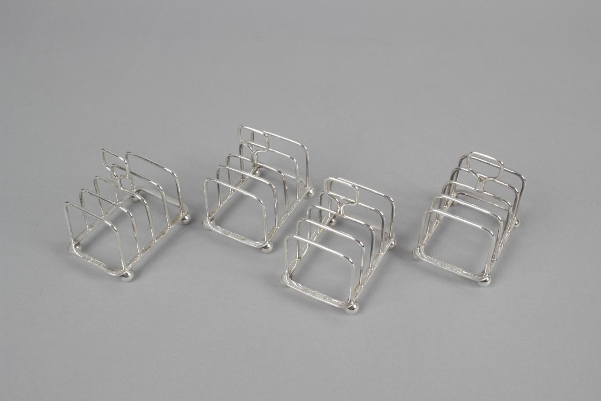 A cased set of four small George V silver toast racks, - Bild 2 aus 3