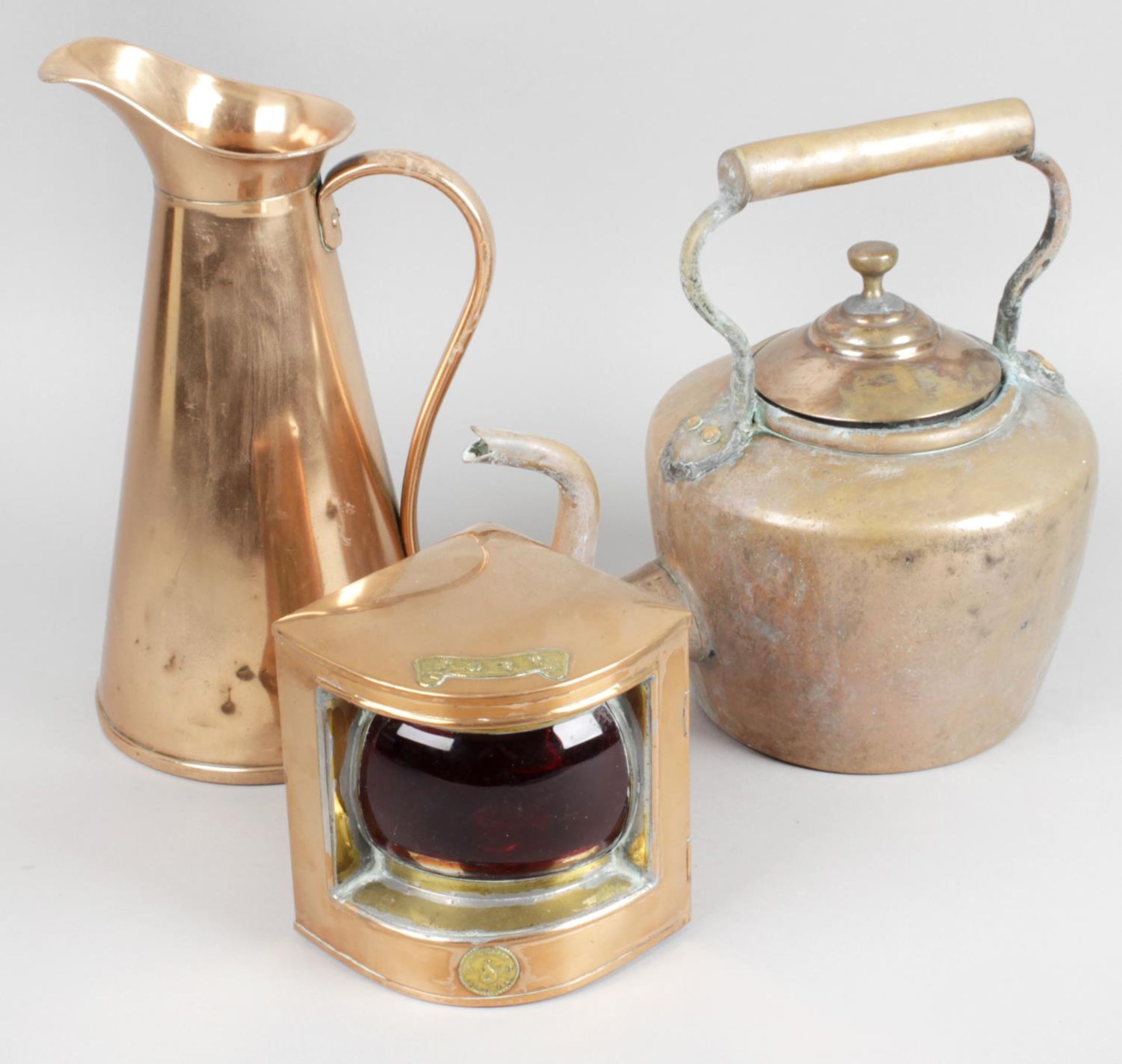 A collection of assorted brass and copper ware to include hunting horn,