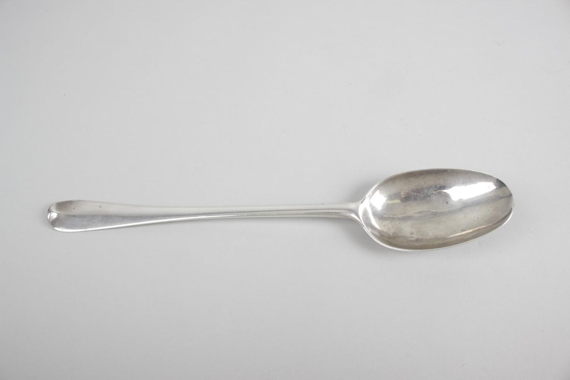 An early eighteenth century silver basting spoon, - Bild 5 aus 6