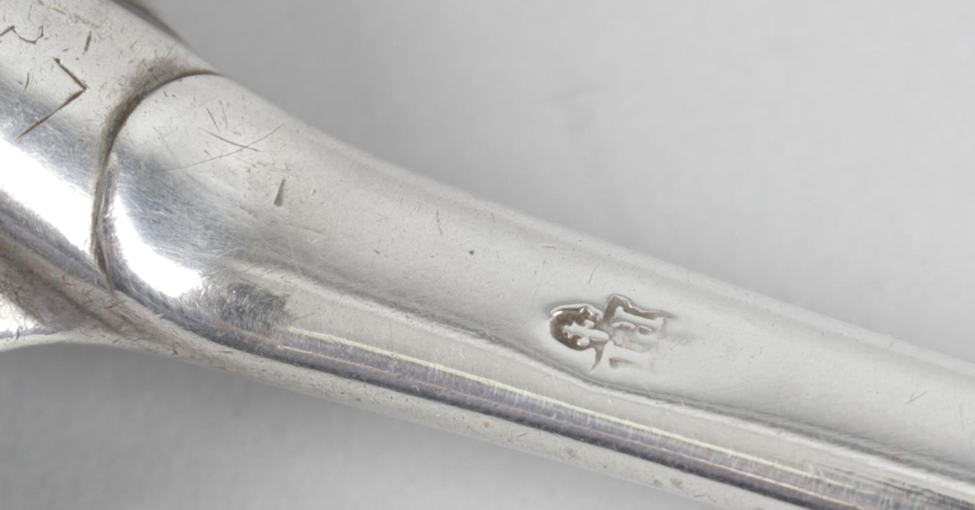 An early eighteenth century silver basting spoon, - Bild 6 aus 6