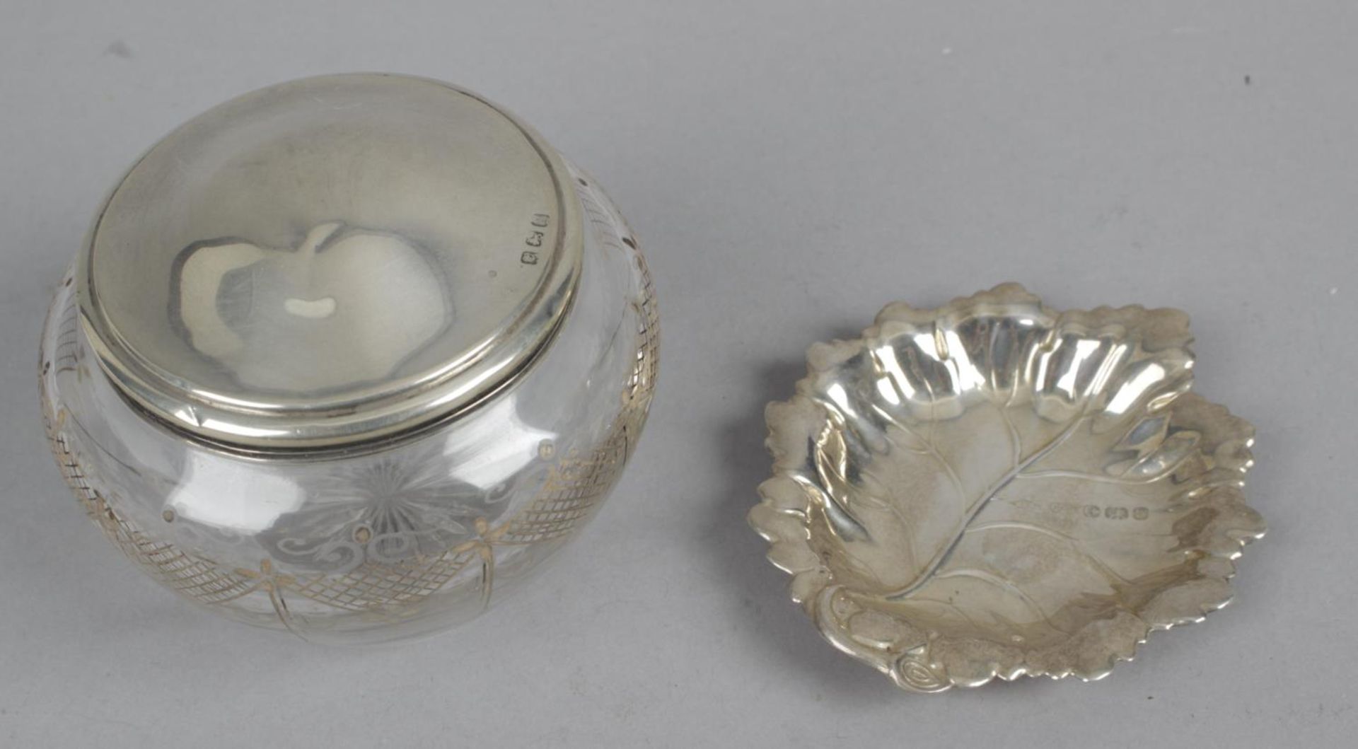 A Portuguese silver circular lidded pot and a similar dish, - Bild 4 aus 4