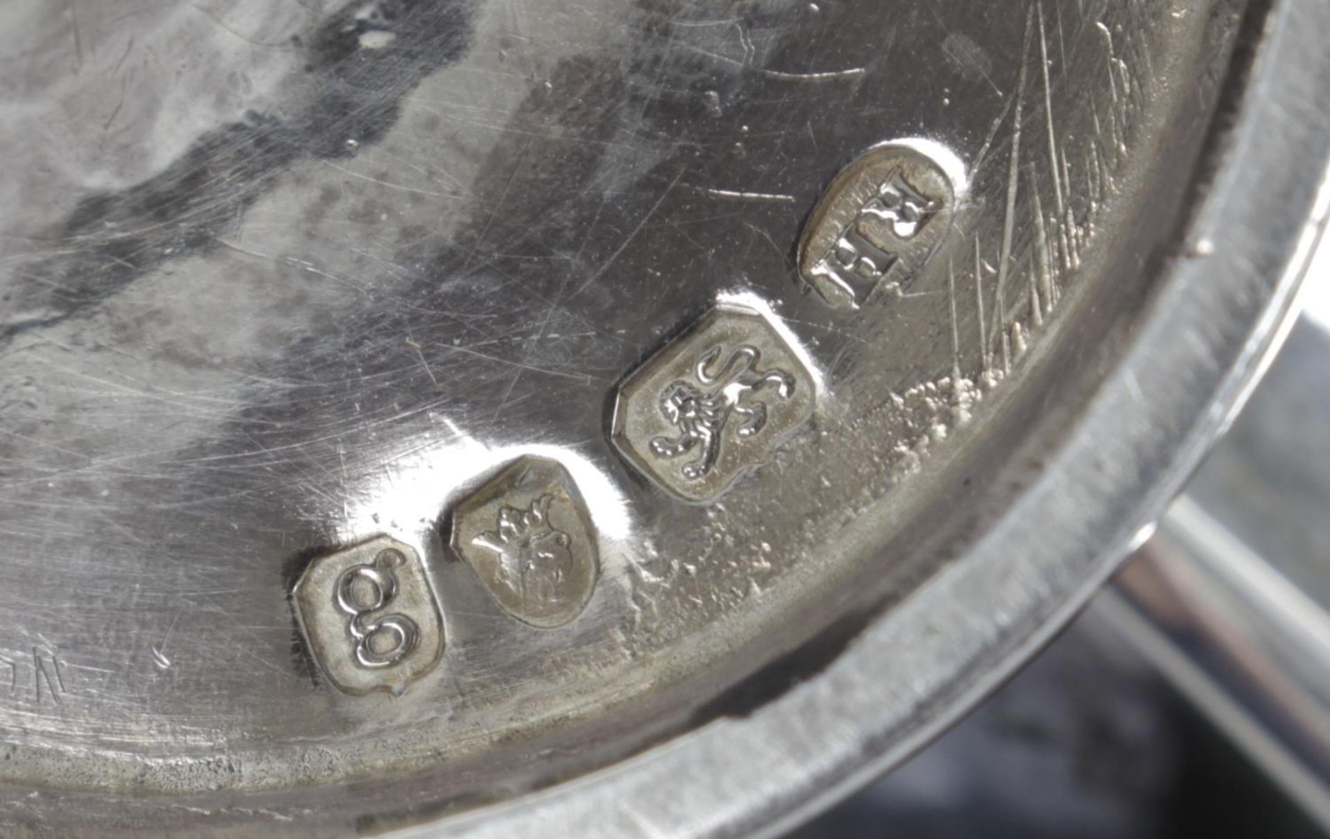 A pair of George III silver sauce tureens, - Bild 4 aus 4