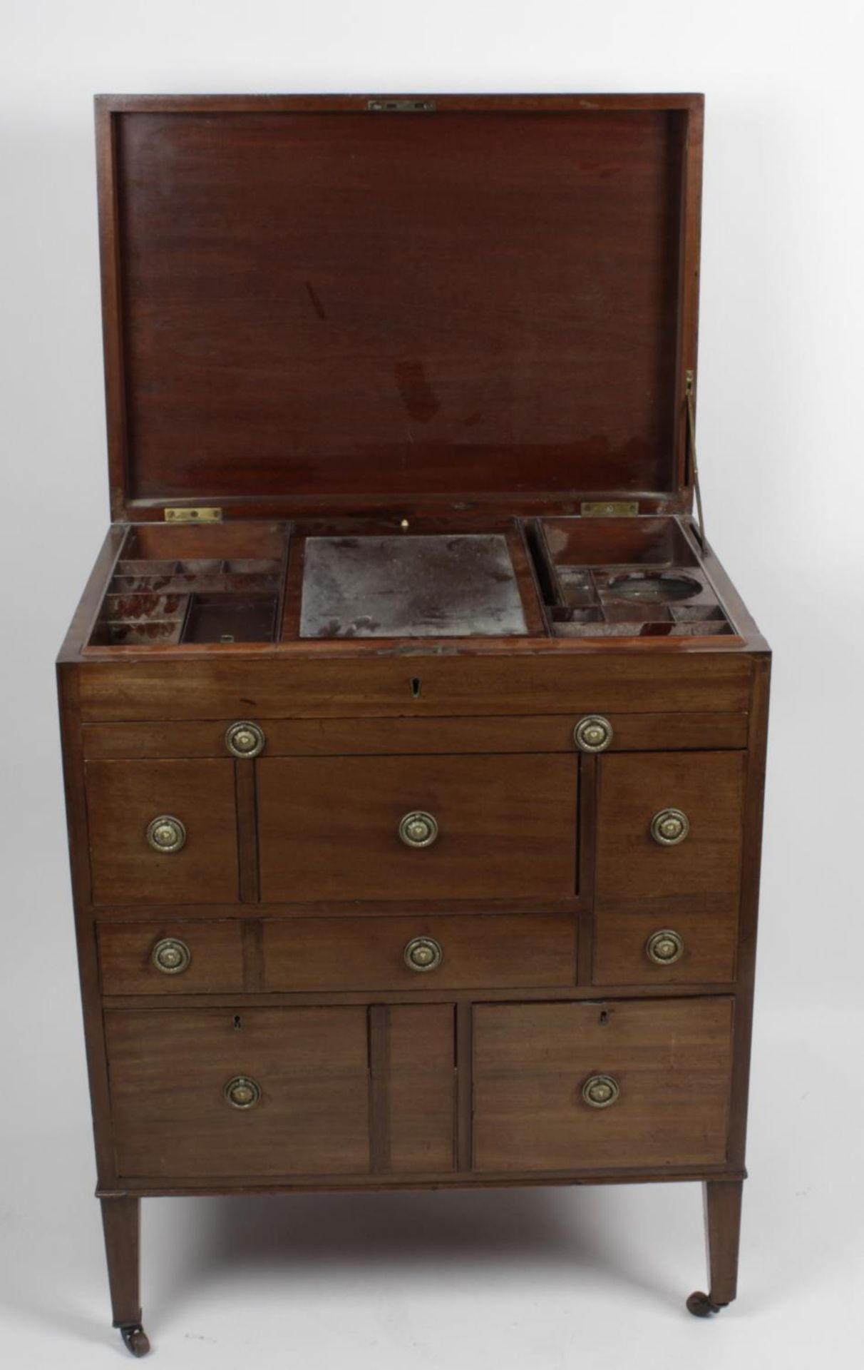 A 19th century mahogany gentleman's dressing chest, - Bild 2 aus 2