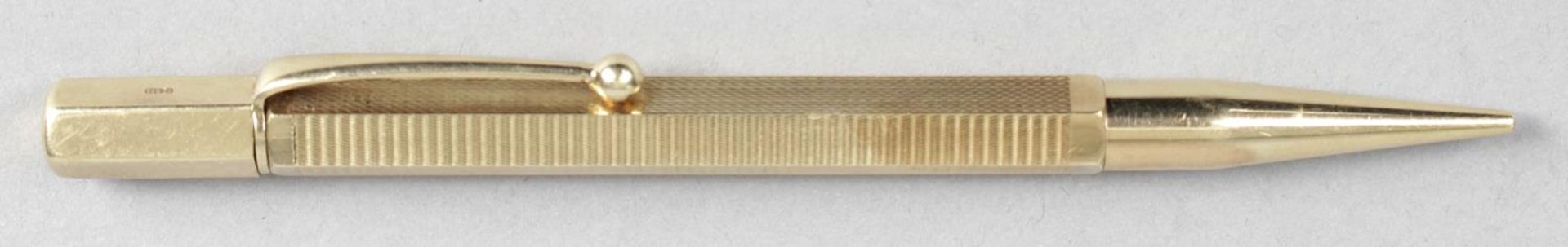 A 9ct gold propelling pencil,
