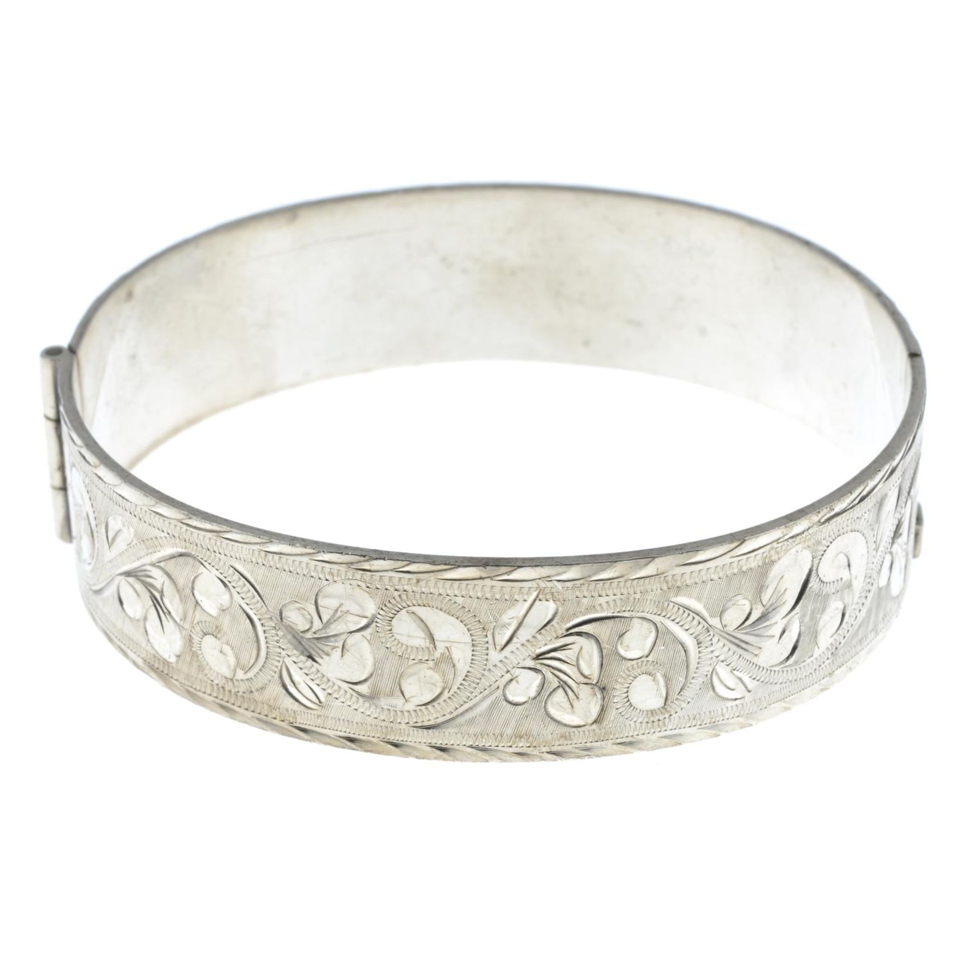 A silver floral hinged bangle.Hallmarks for Birmingham, 1978.Inner diameter 5.9cms. - Bild 2 aus 2