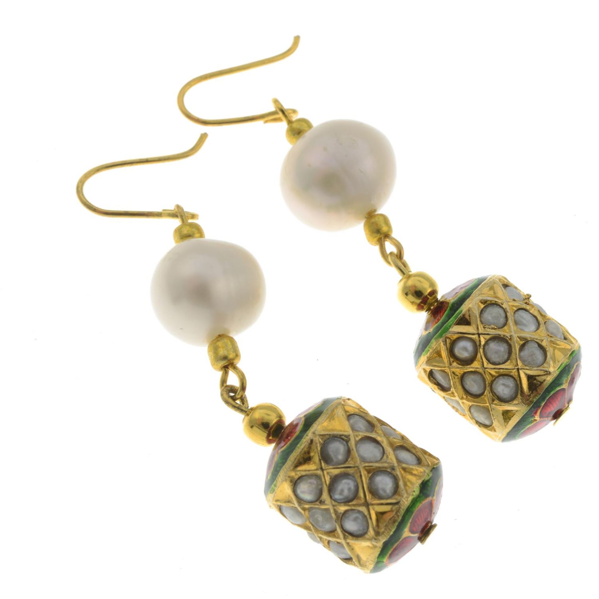 A pair of freshwater cultured pearl, split pearl and enamel earrings.Length 5.5cms. - Bild 2 aus 2
