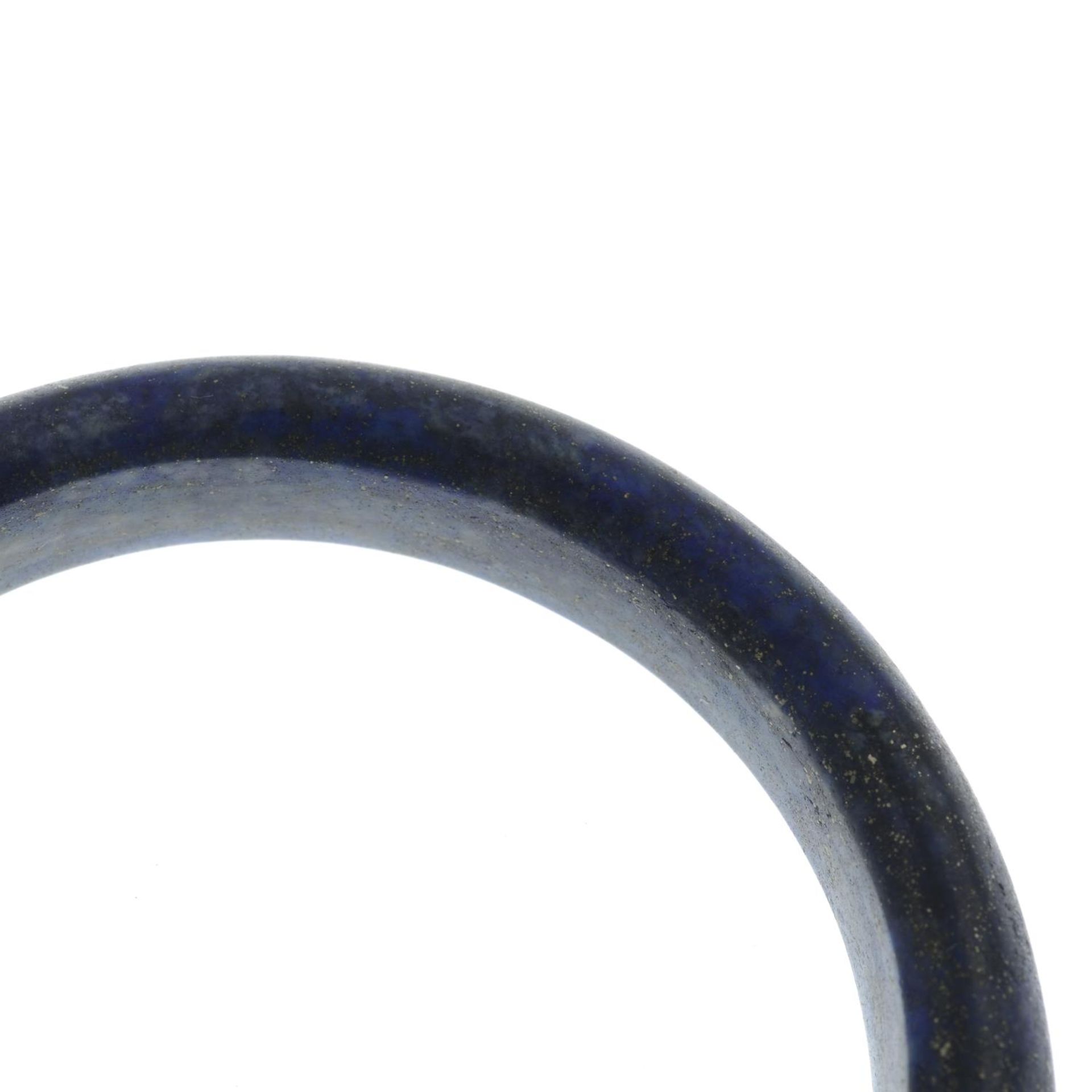 A lapis lazuli bangle.Inner diameter 6.1cms. - Bild 3 aus 3