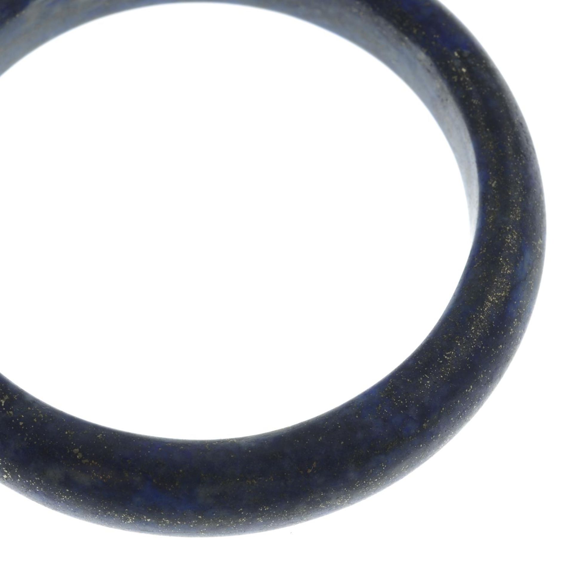 A lapis lazuli bangle.Inner diameter 6.1cms. - Bild 2 aus 3