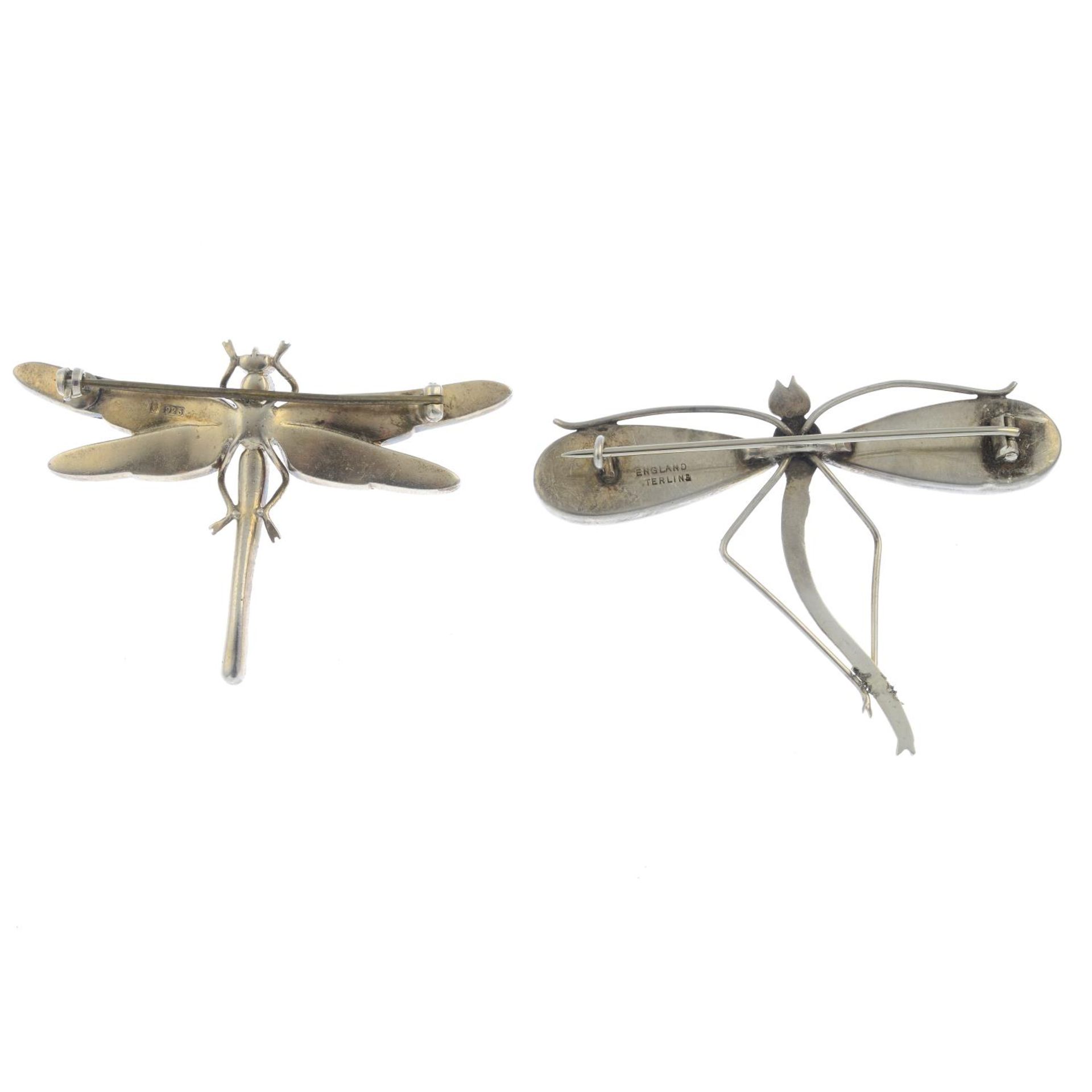 A mid 20th century butterfly wing dragon fly brooch together with a further dragonfly brooch.One - Bild 2 aus 2