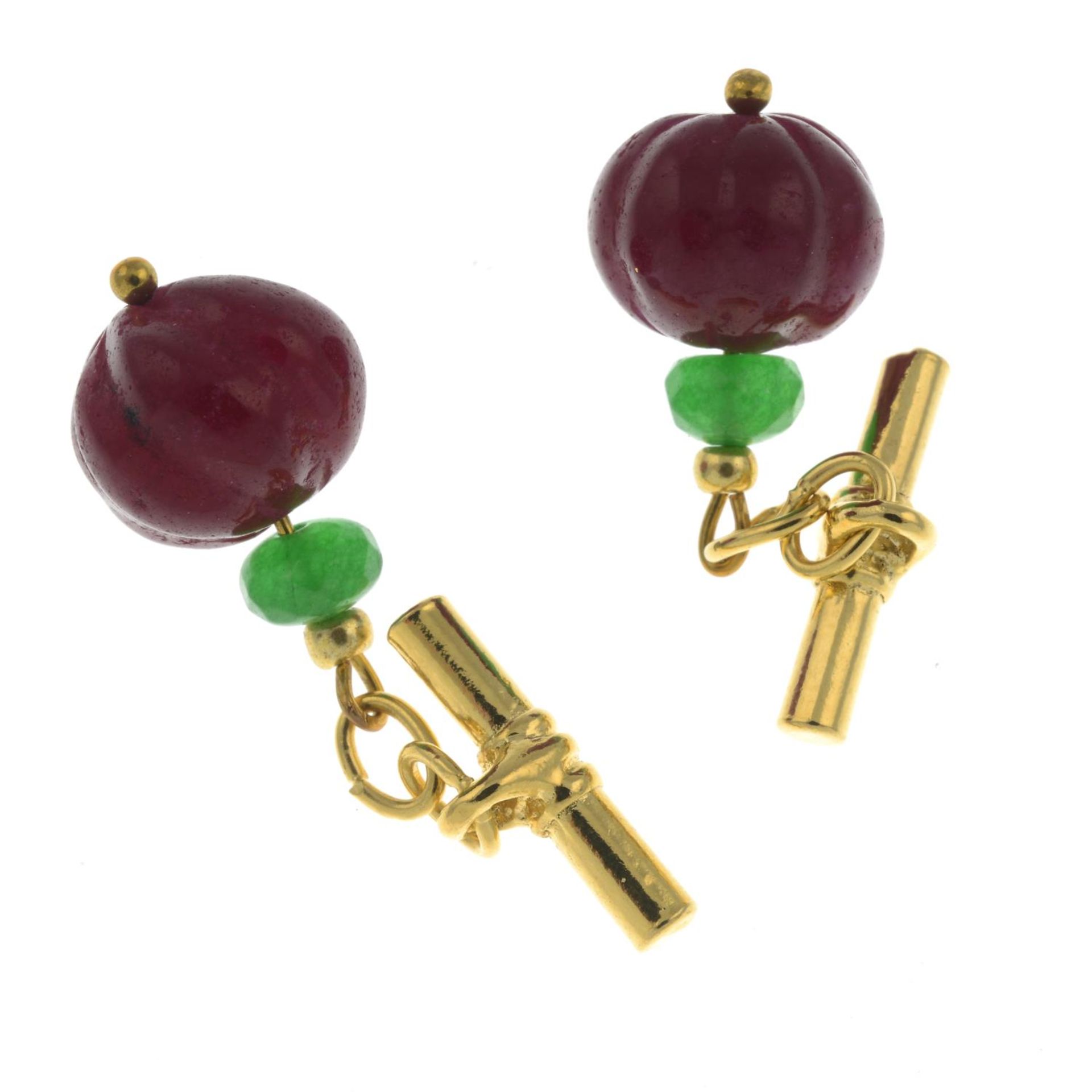 A pair of glass-filled ruby and green gem cufflinks.Length of cufflink faces 1.2 and 1.7cms. - Bild 2 aus 2