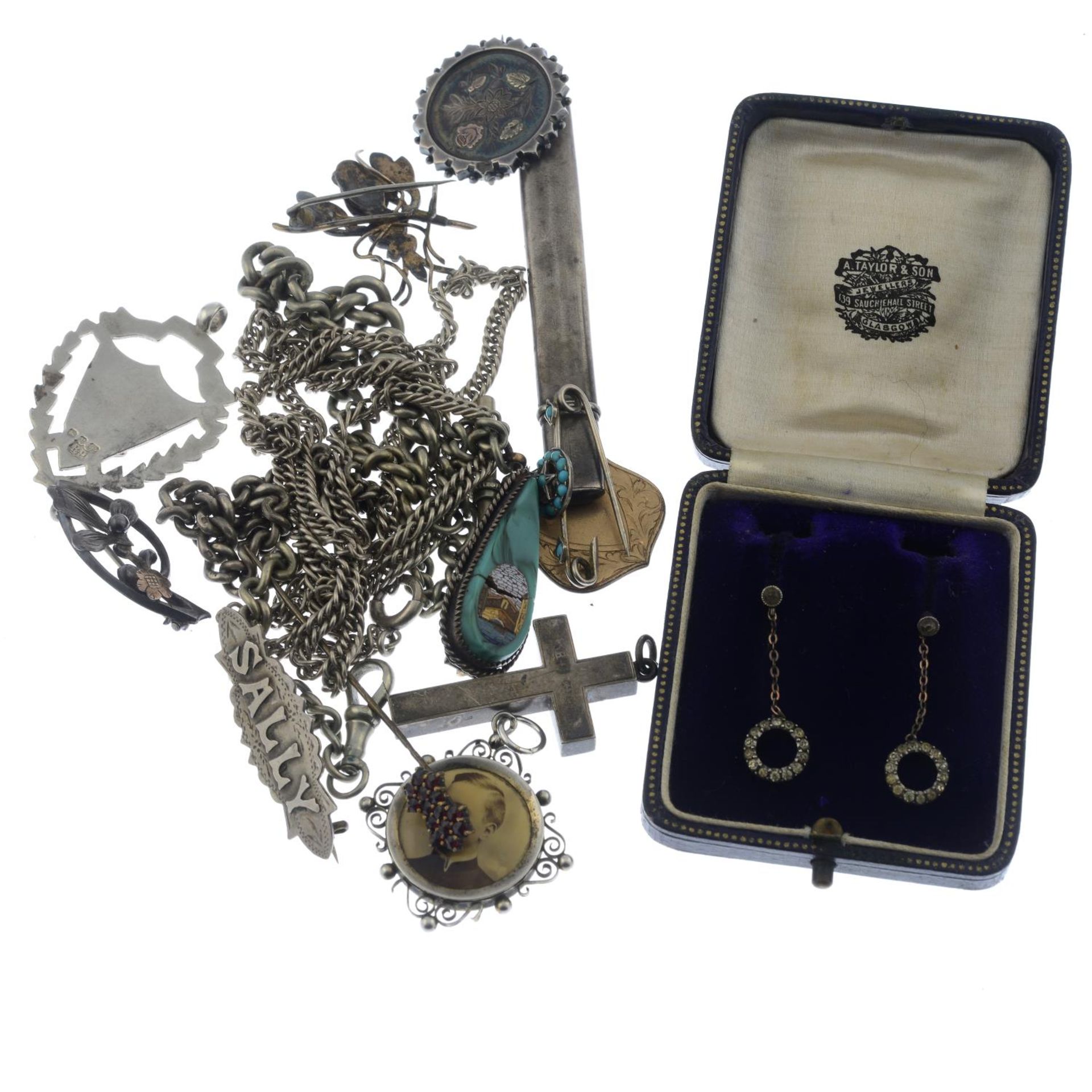 A selection of Victorian and later silver and white metal jewellery, - Bild 2 aus 2