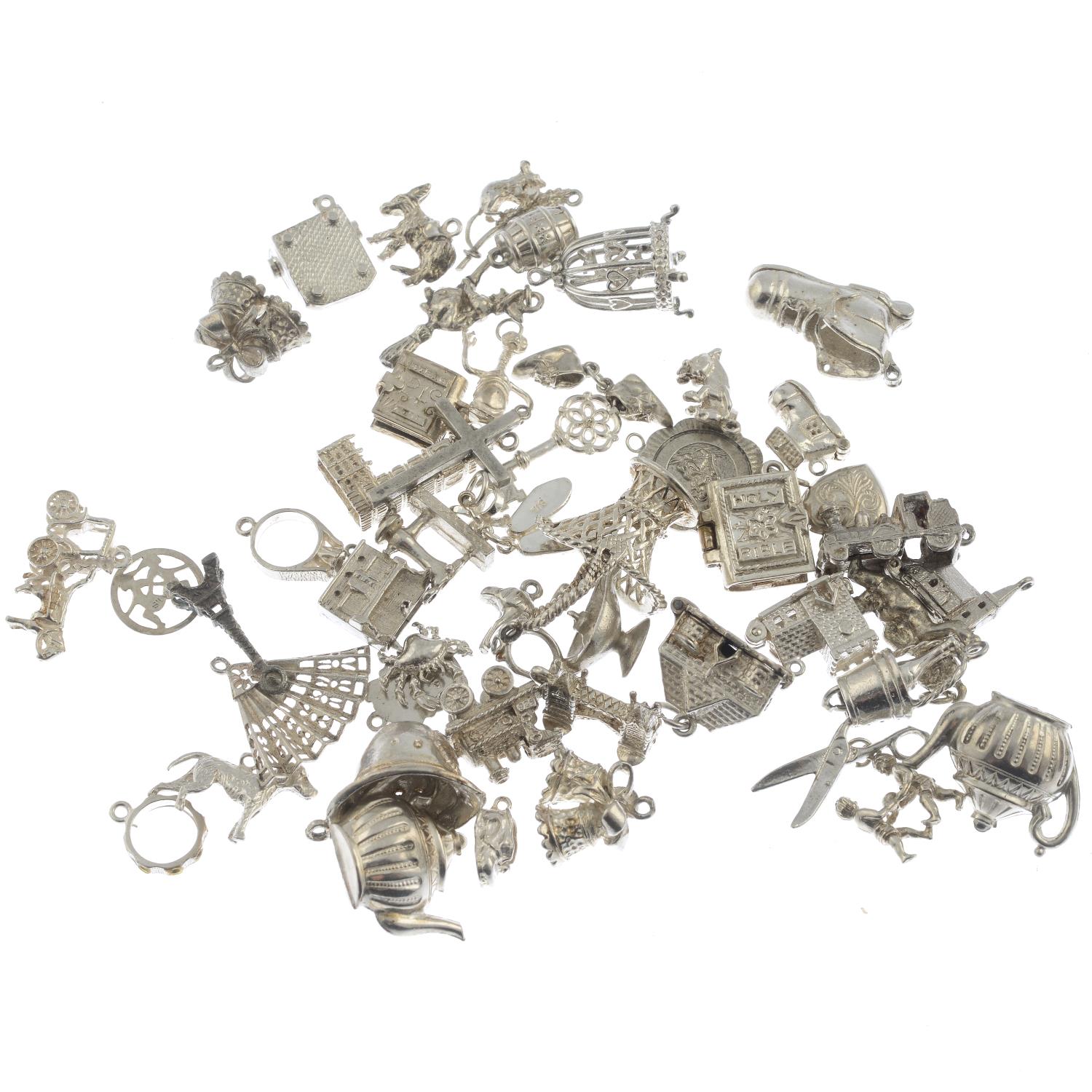 A large selection of silver and white metal charms. - Bild 2 aus 2