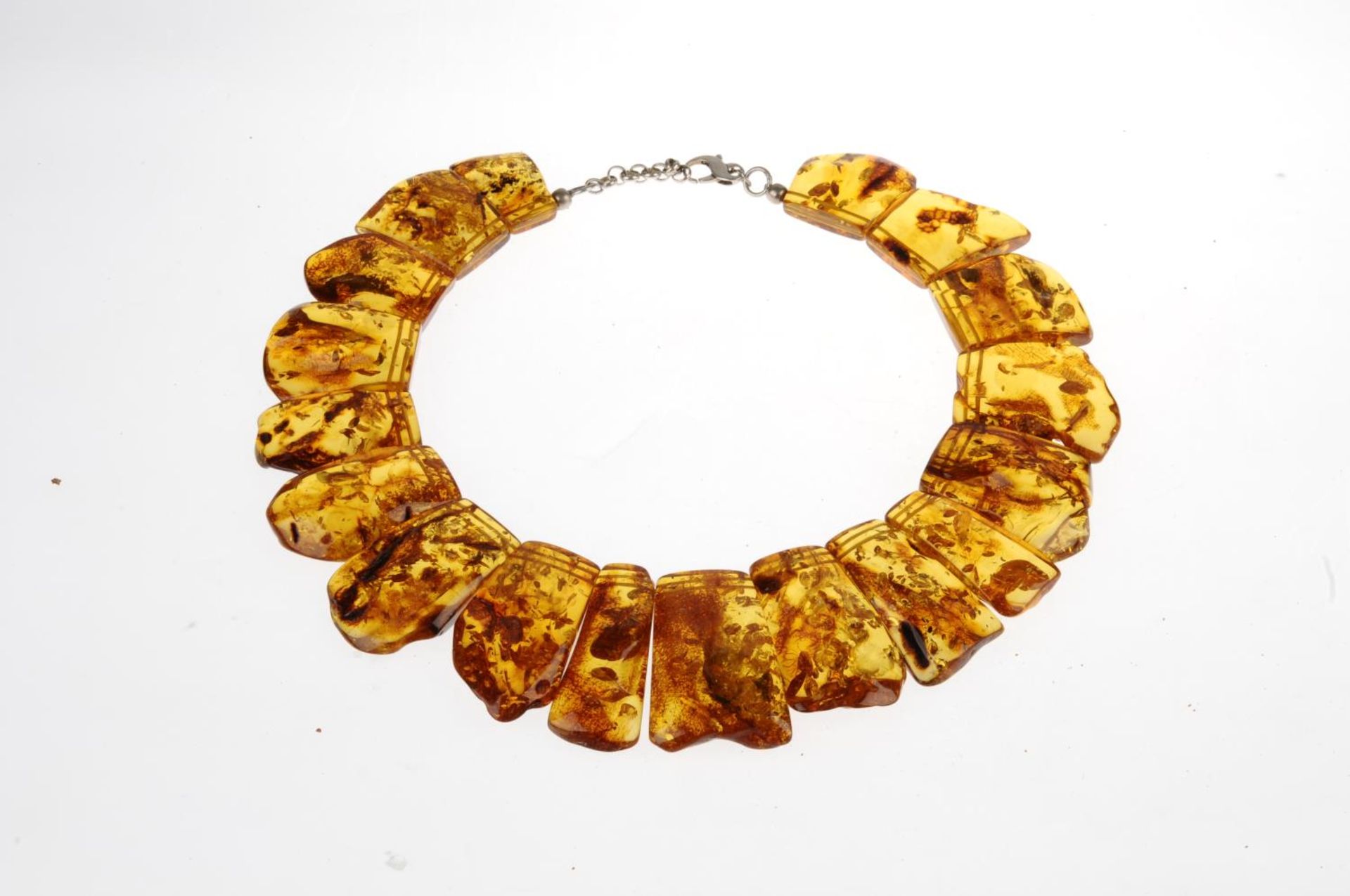A modified amber necklace. - Bild 2 aus 3