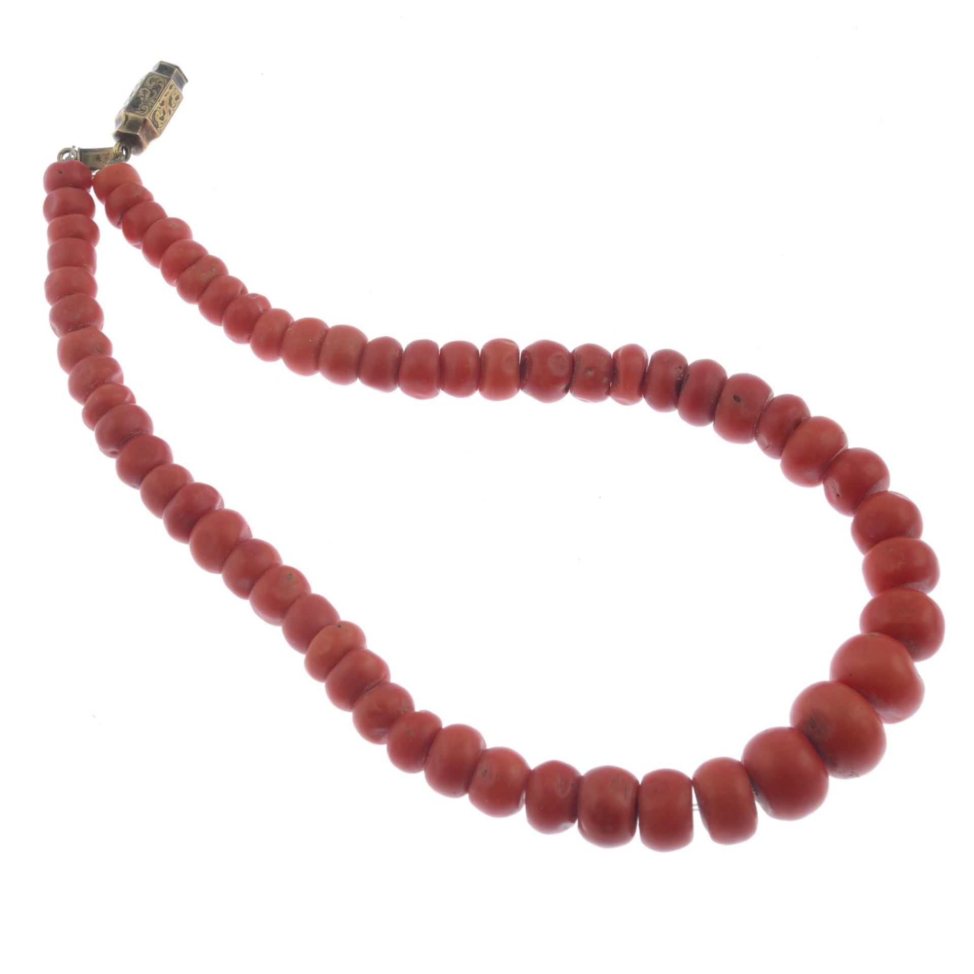 A coral necklace. - Bild 2 aus 2