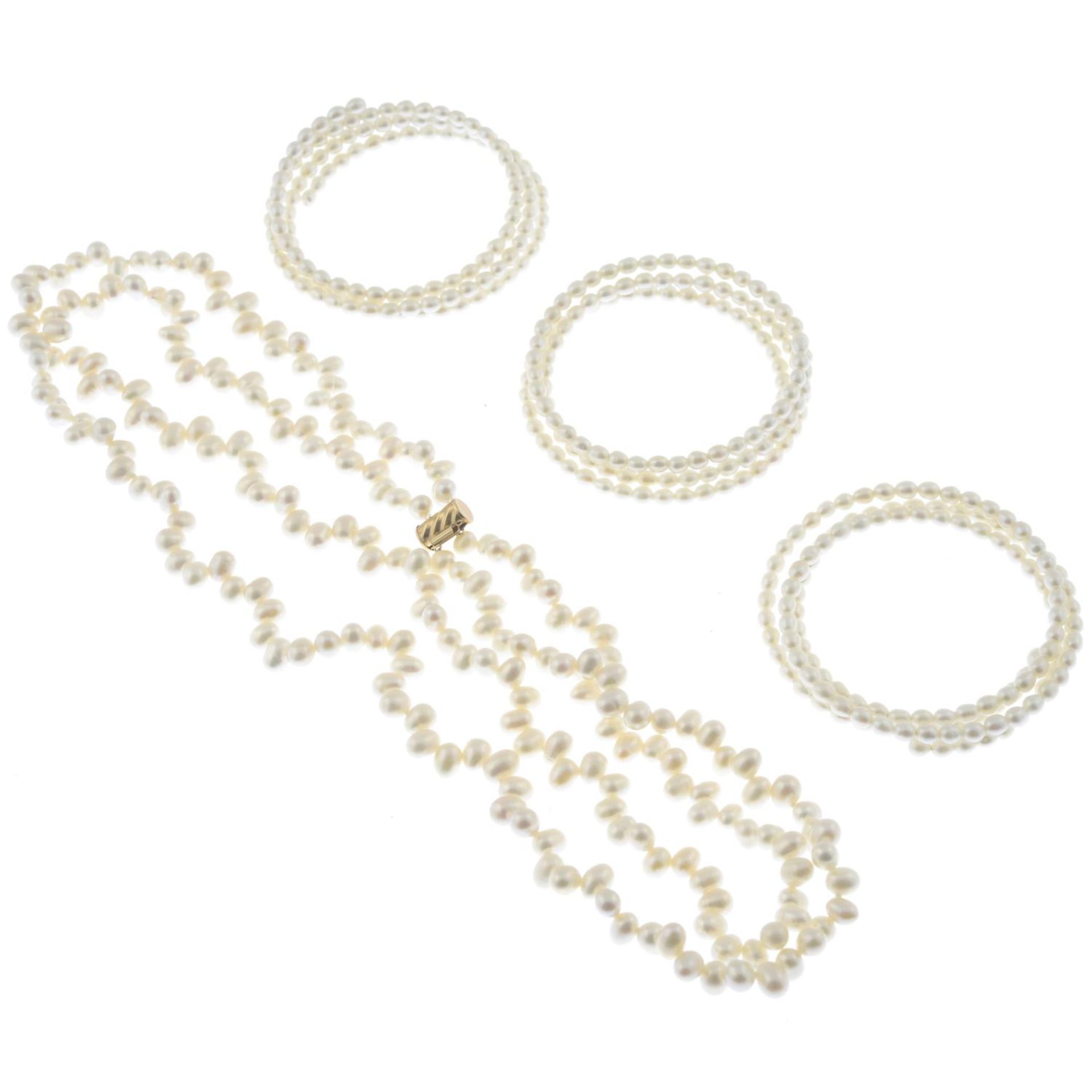 A two row cultured pearl necklace and three bangles. - Bild 2 aus 2