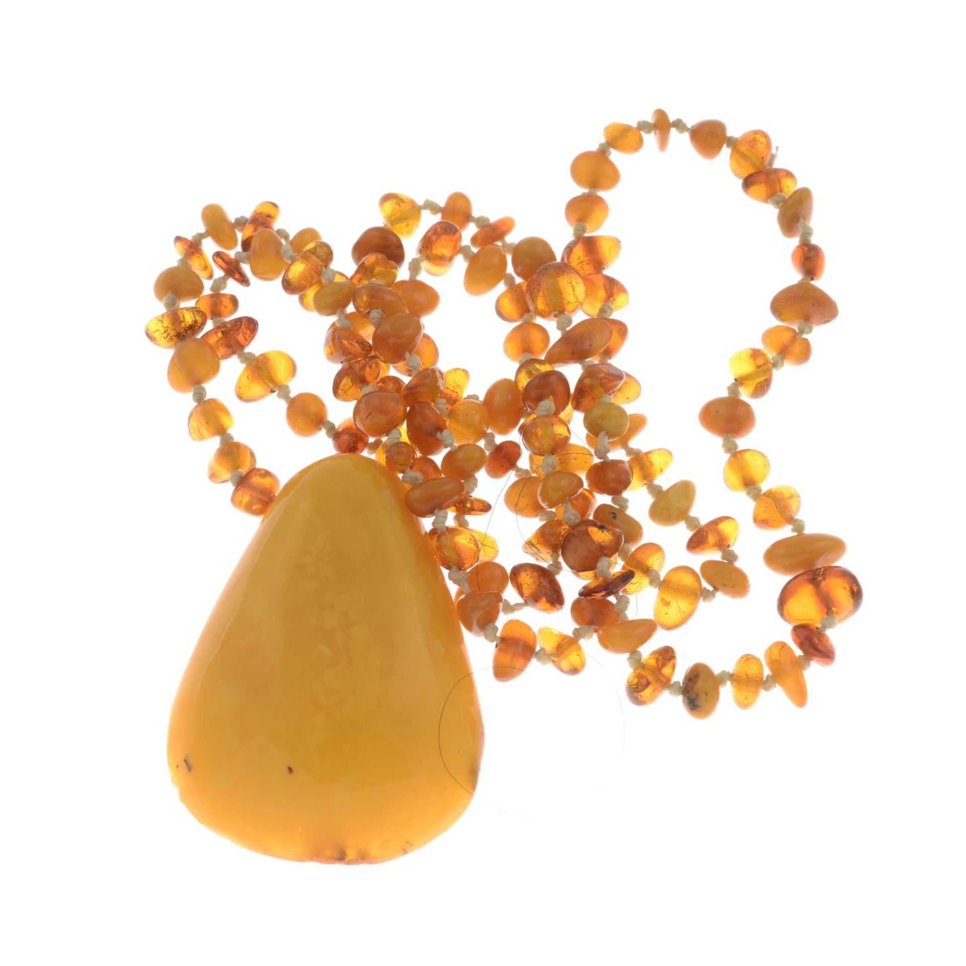 An amber necklace. - Bild 2 aus 2