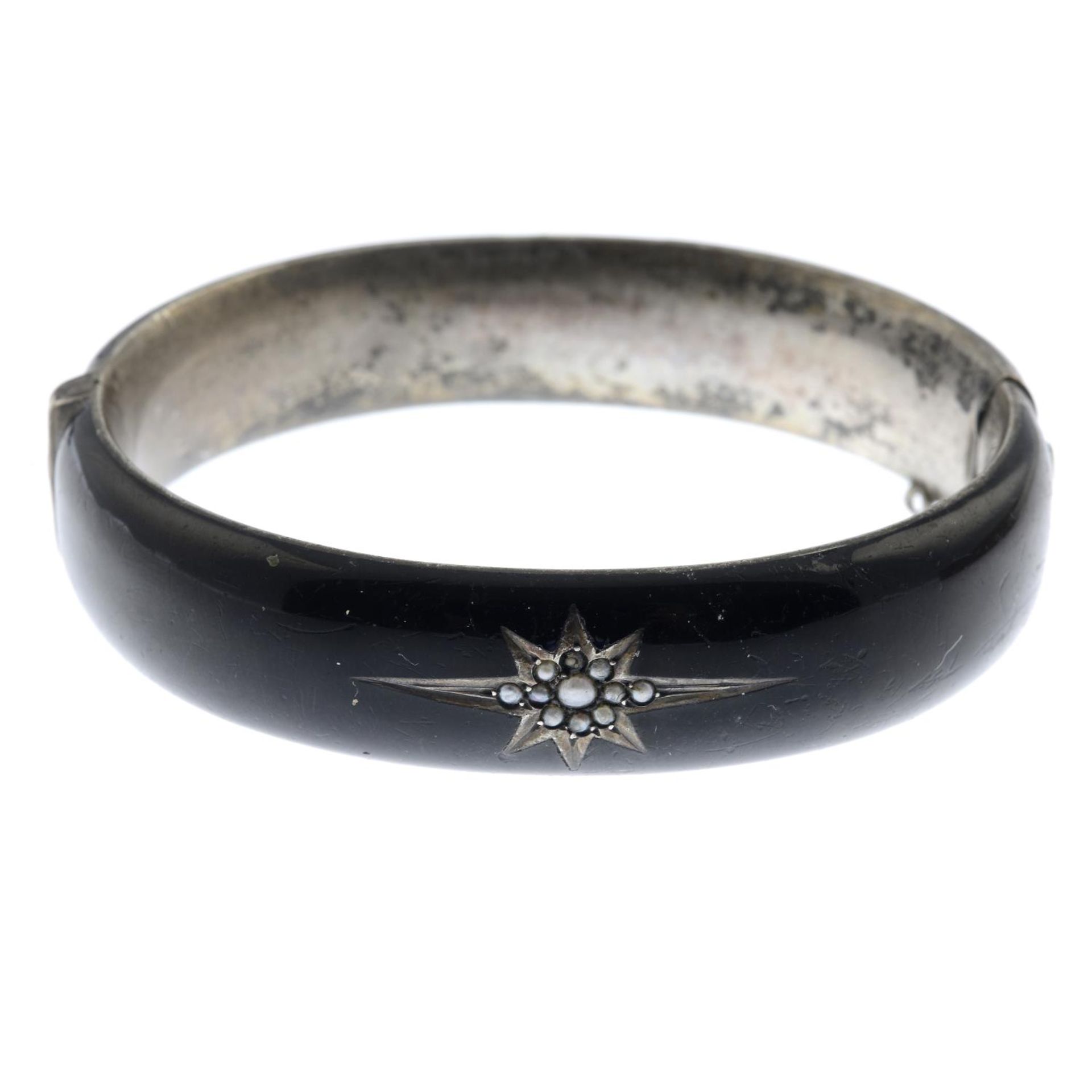 A black enamel bangle and four jet items of jewellery,