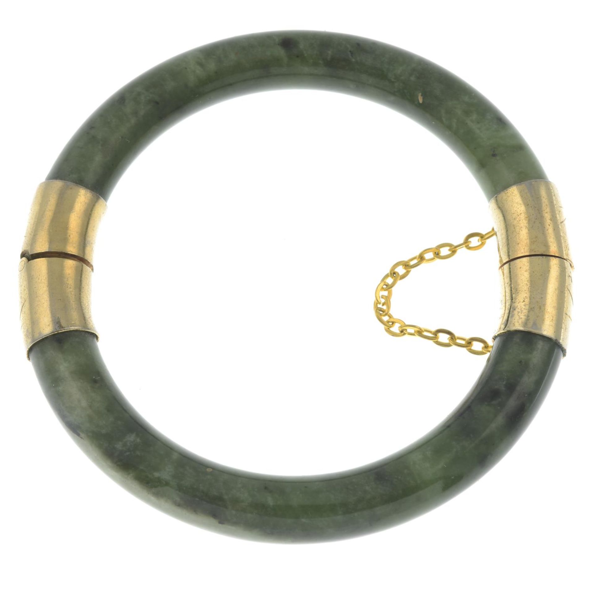 A nephrite jade bangle.Inner diameter 6cms. - Bild 3 aus 4