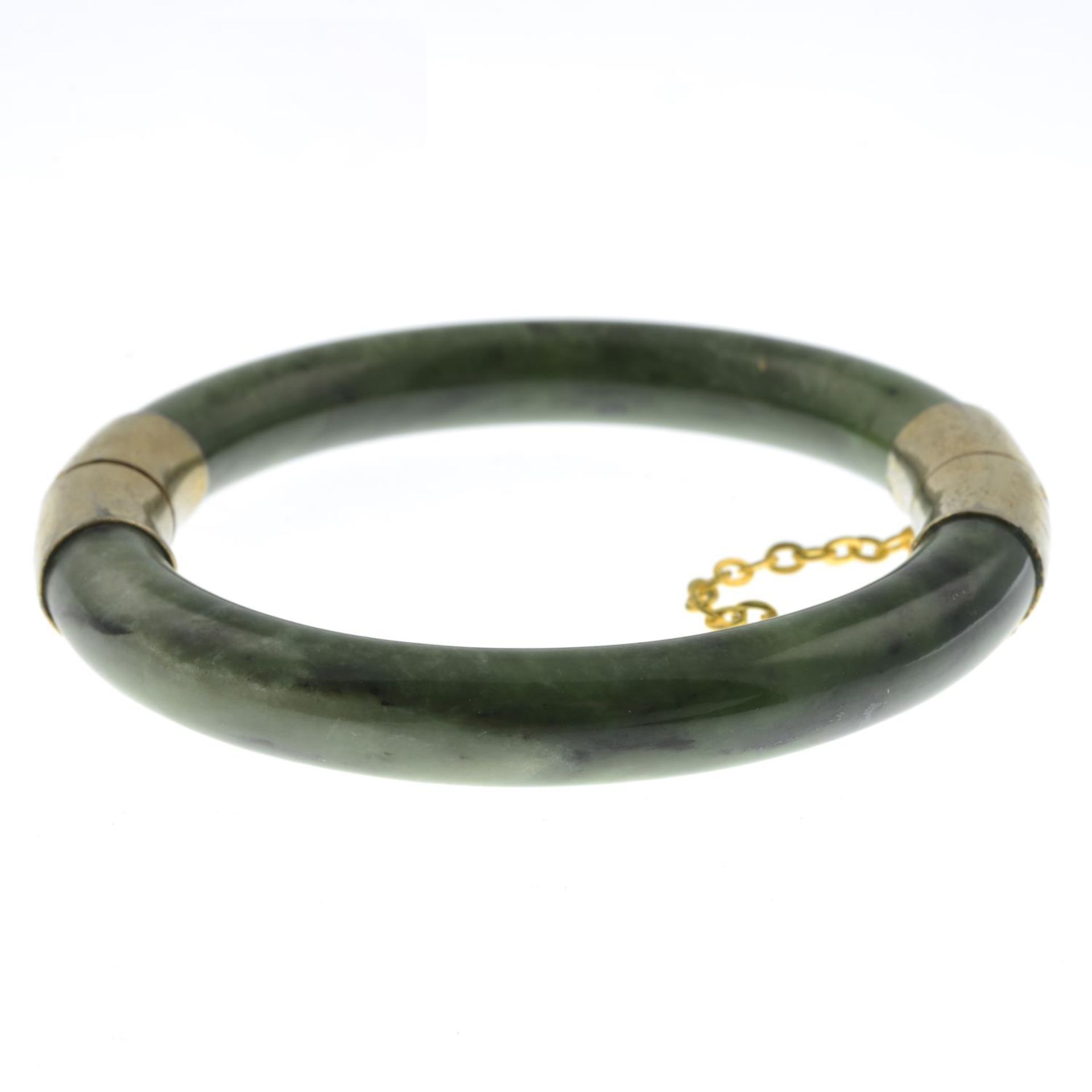 A nephrite jade bangle.Inner diameter 6cms. - Bild 2 aus 4