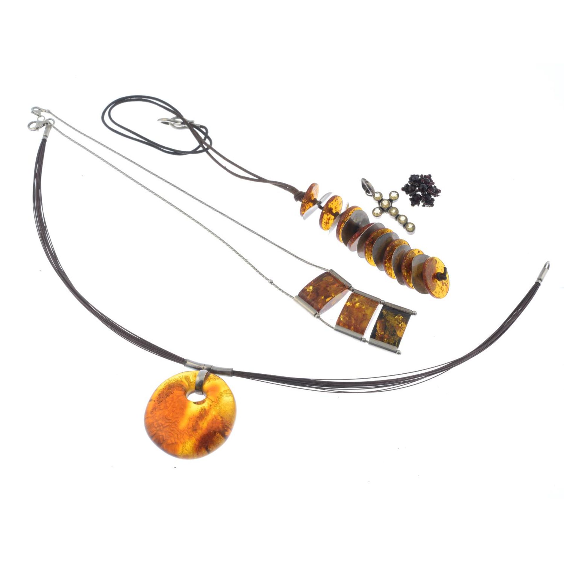 Modified amber and copal necklaces, three clasps stamped 925, lengths 42 to 56cms. - Bild 2 aus 2