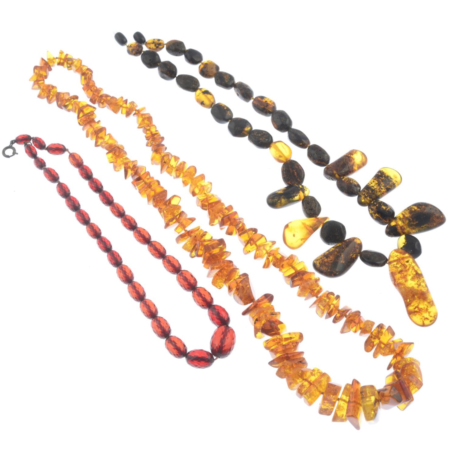 Two modified amber bead necklaces and a bakelite bead necklace. - Bild 2 aus 2